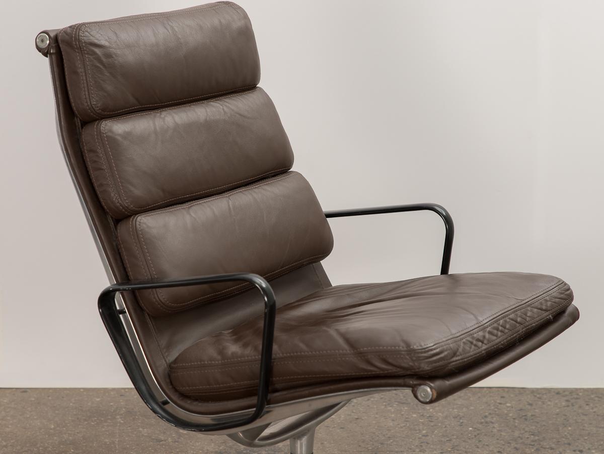 Eames Soft Pad Executive Leather Office Chair In Good Condition In Brooklyn, NY
