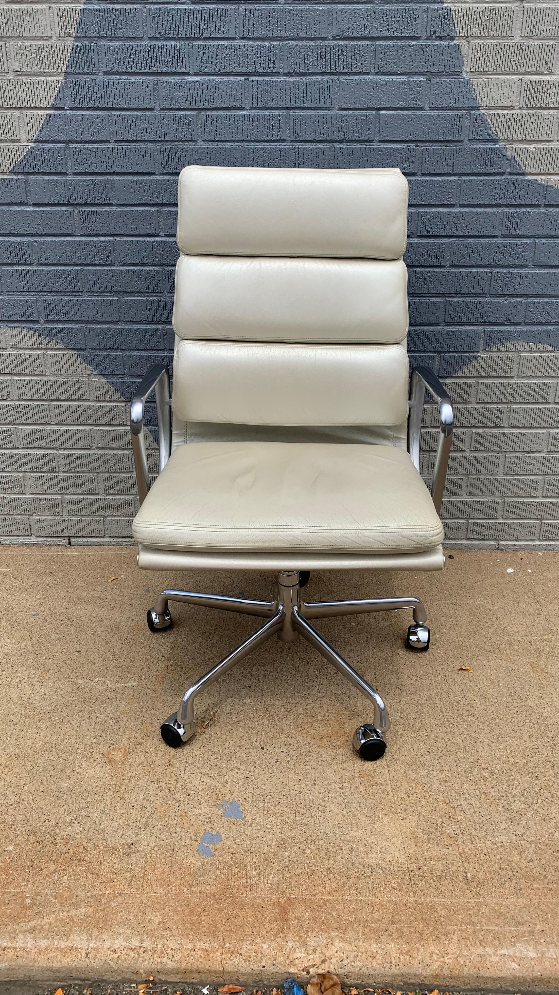 Sedia direzionale Eames Soft Pad - Cromo e Mucca da Sogno Metallizzata
Questa straordinaria sedia direzionale Eames Soft Pad riprende la raffinatezza senza tempo del design di Charles e Ray Eames e le conferisce un tocco audace e contemporaneo.