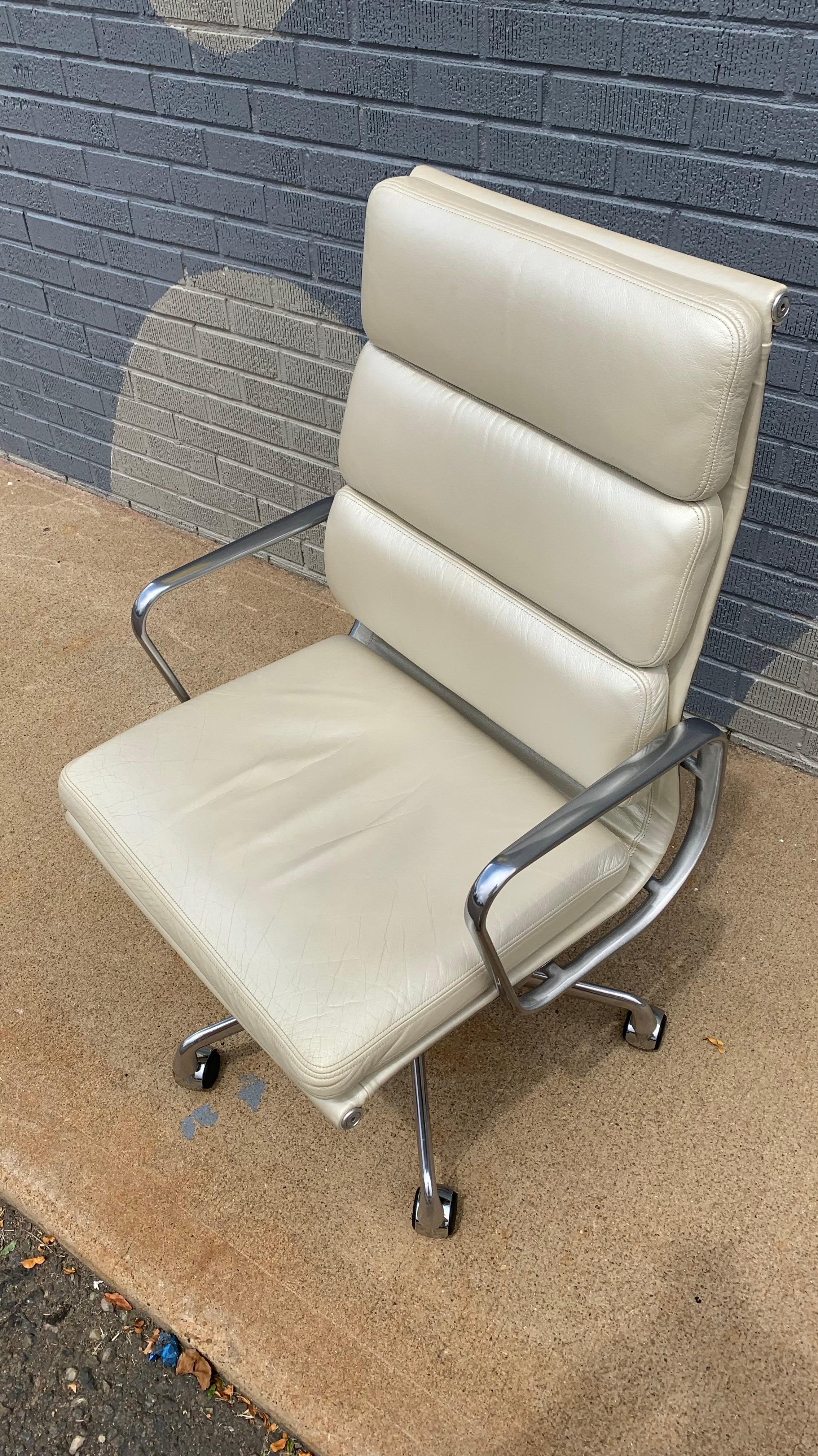 Mid-Century moderno Sedia direzionale Eames Soft Pad in vendita