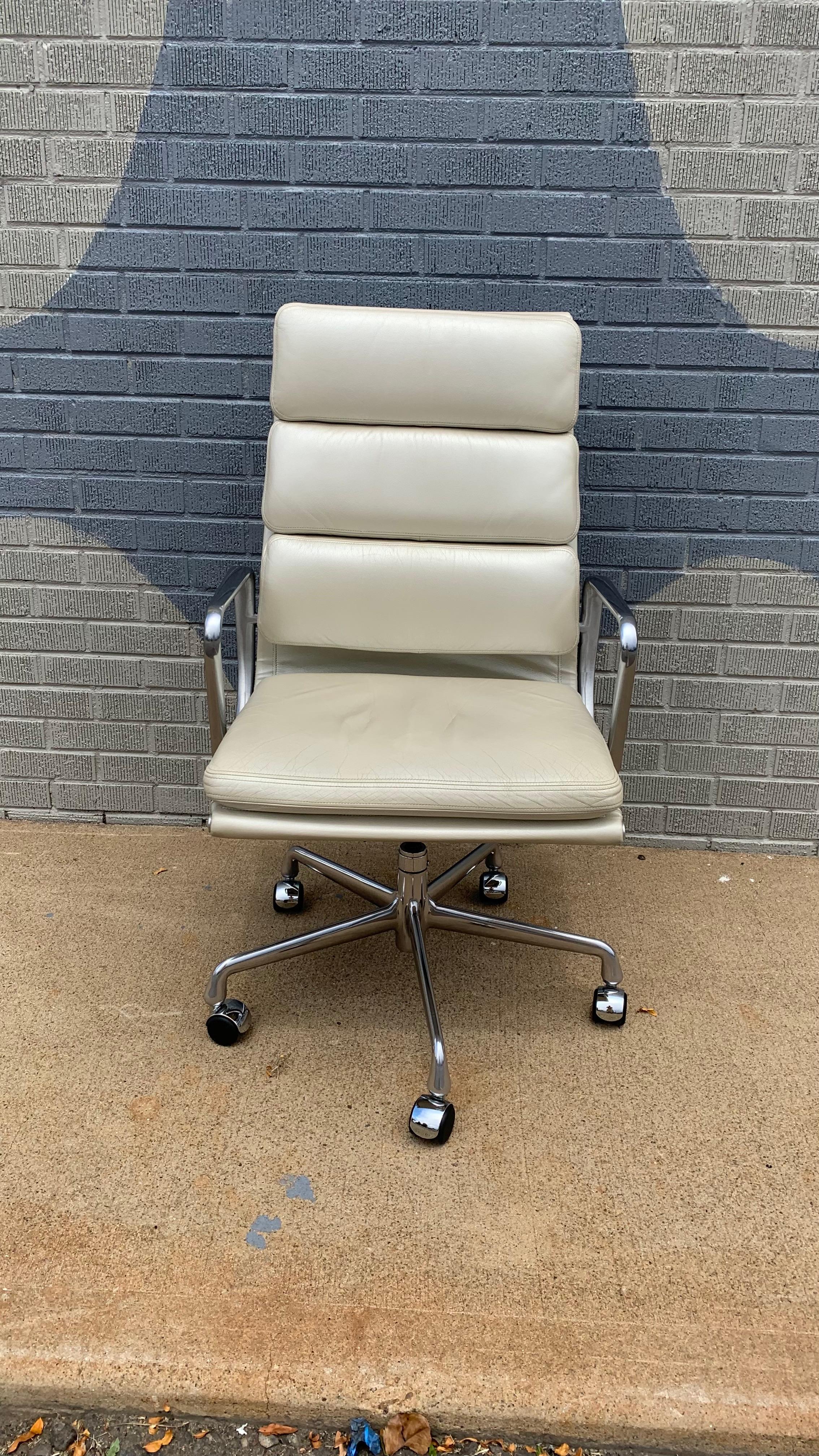 Sedia direzionale Eames Soft Pad In condizioni buone in vendita a Wheat Ridge, CO