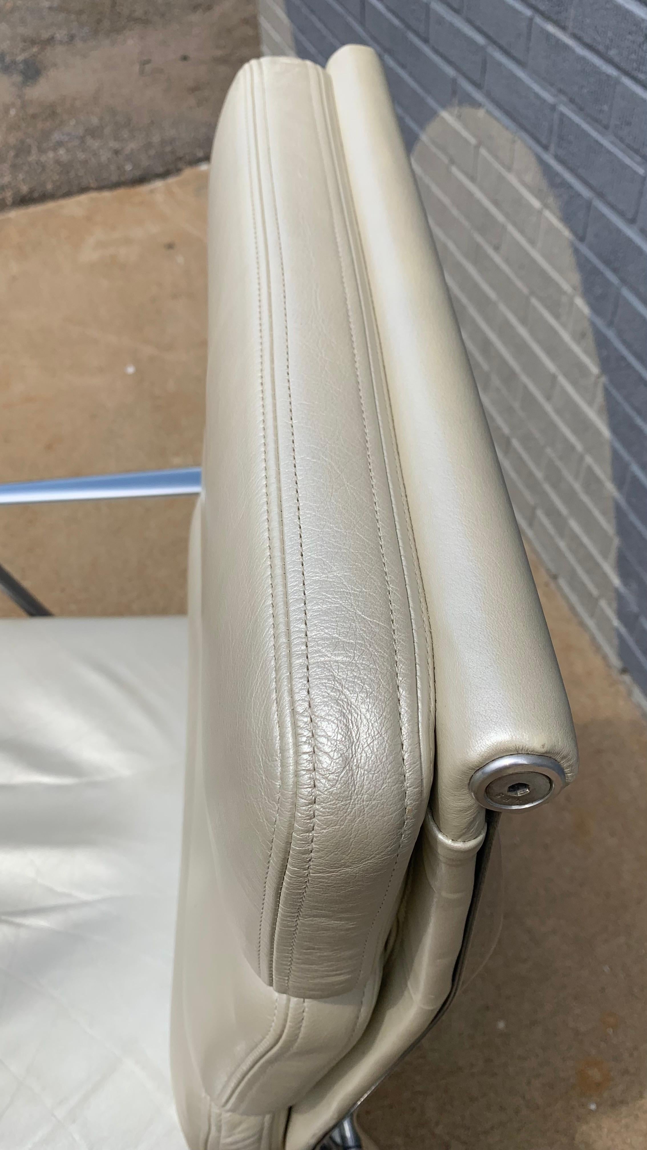 XXI secolo e contemporaneo Sedia direzionale Eames Soft Pad in vendita