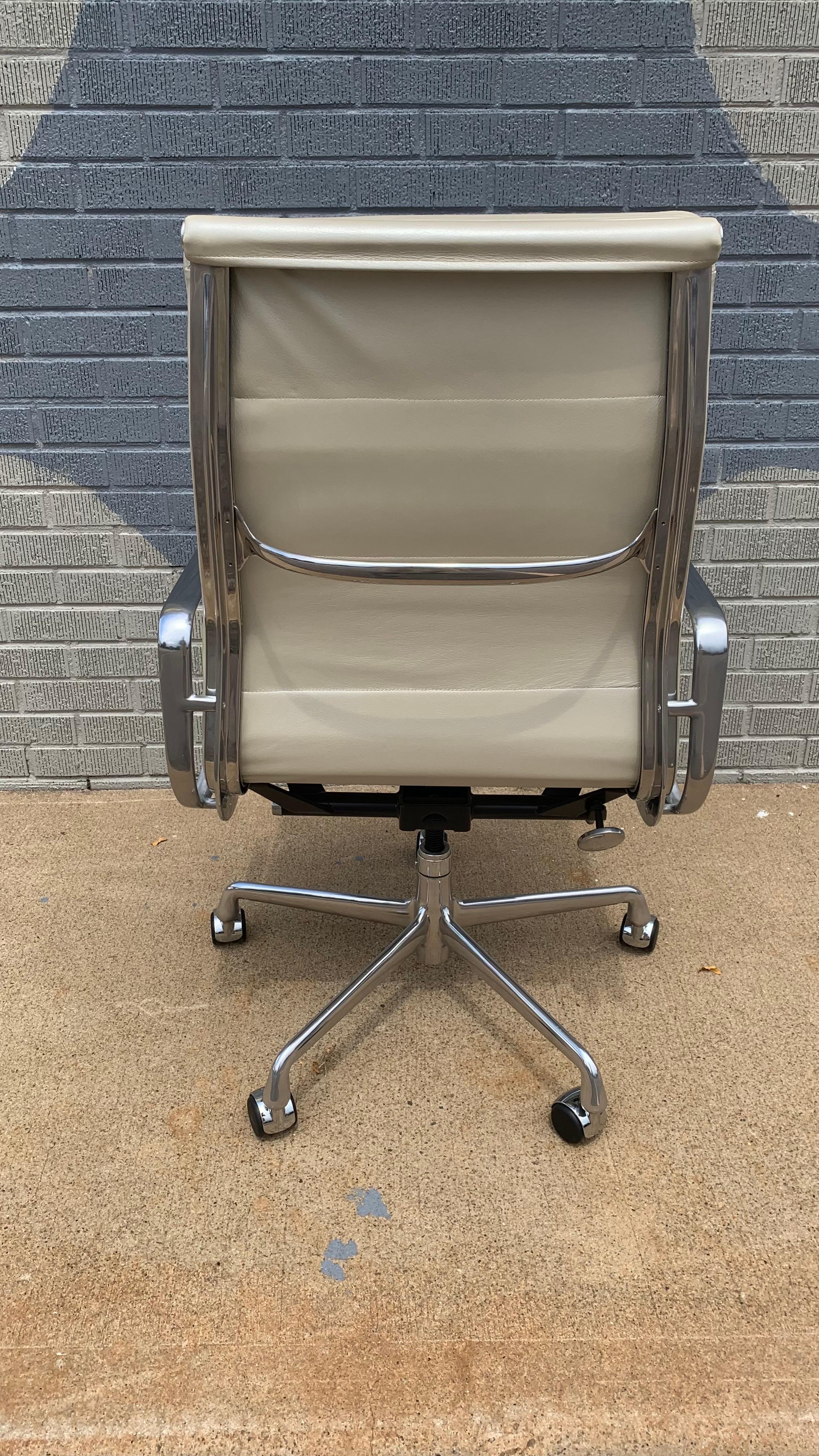 Pelle Sedia direzionale Eames Soft Pad in vendita