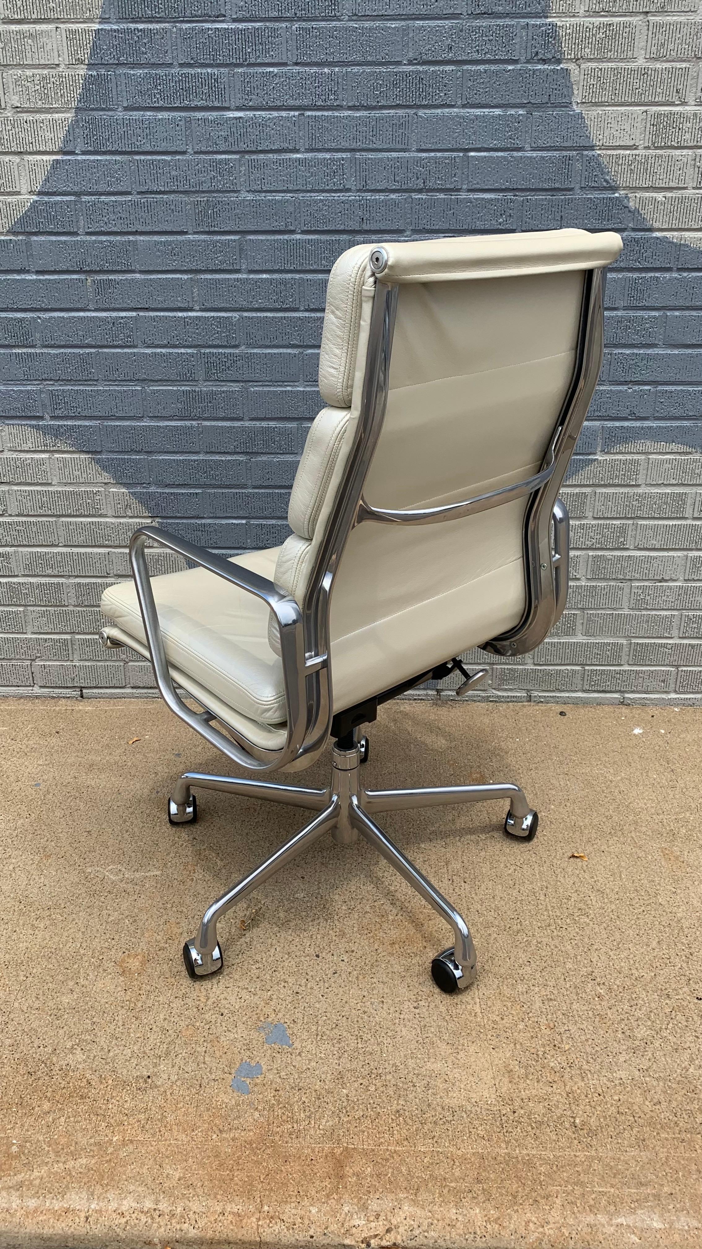 Sedia direzionale Eames Soft Pad in vendita 1