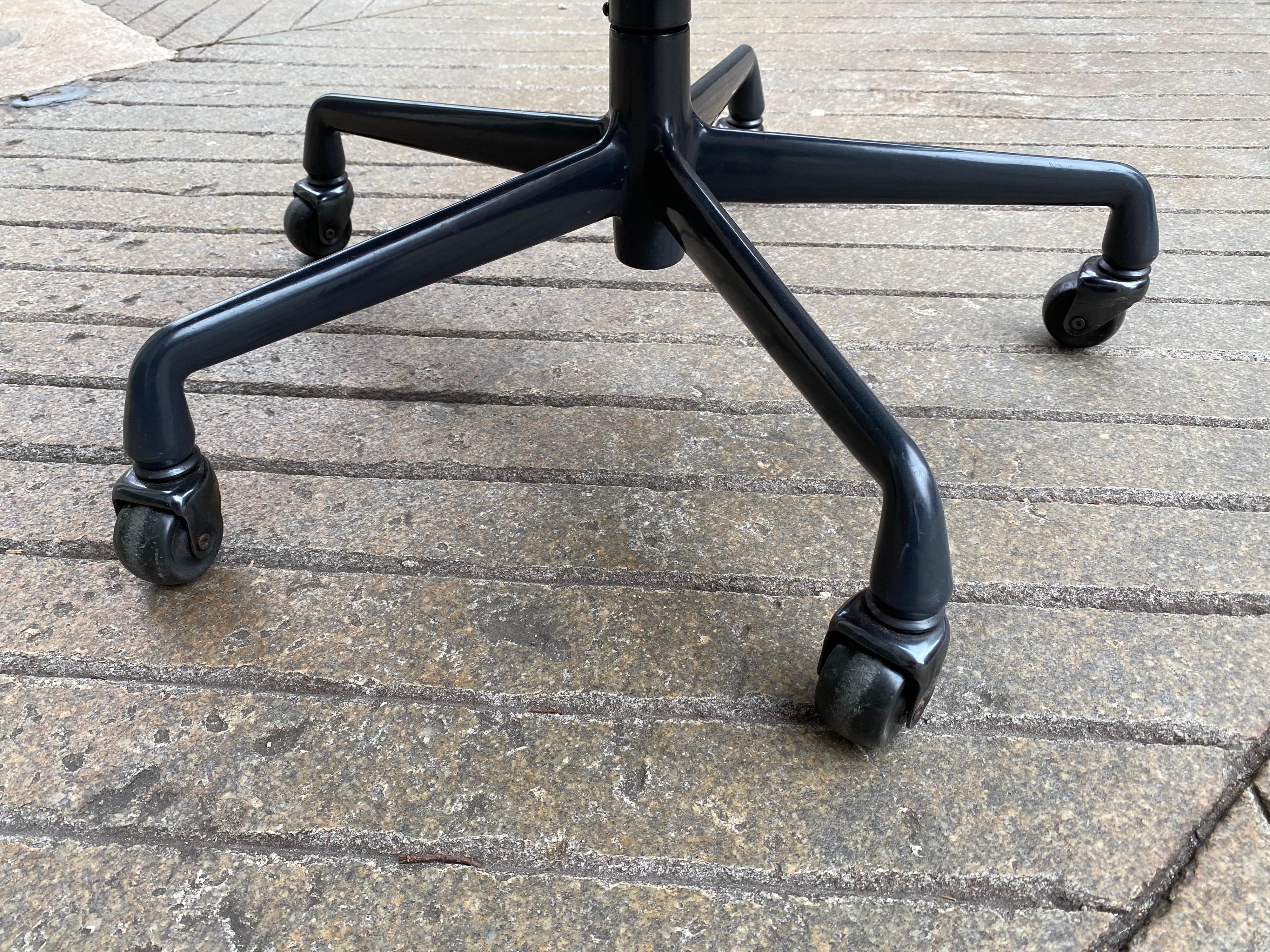 Aluminum Eames Soft Pad Leather Desk Chair