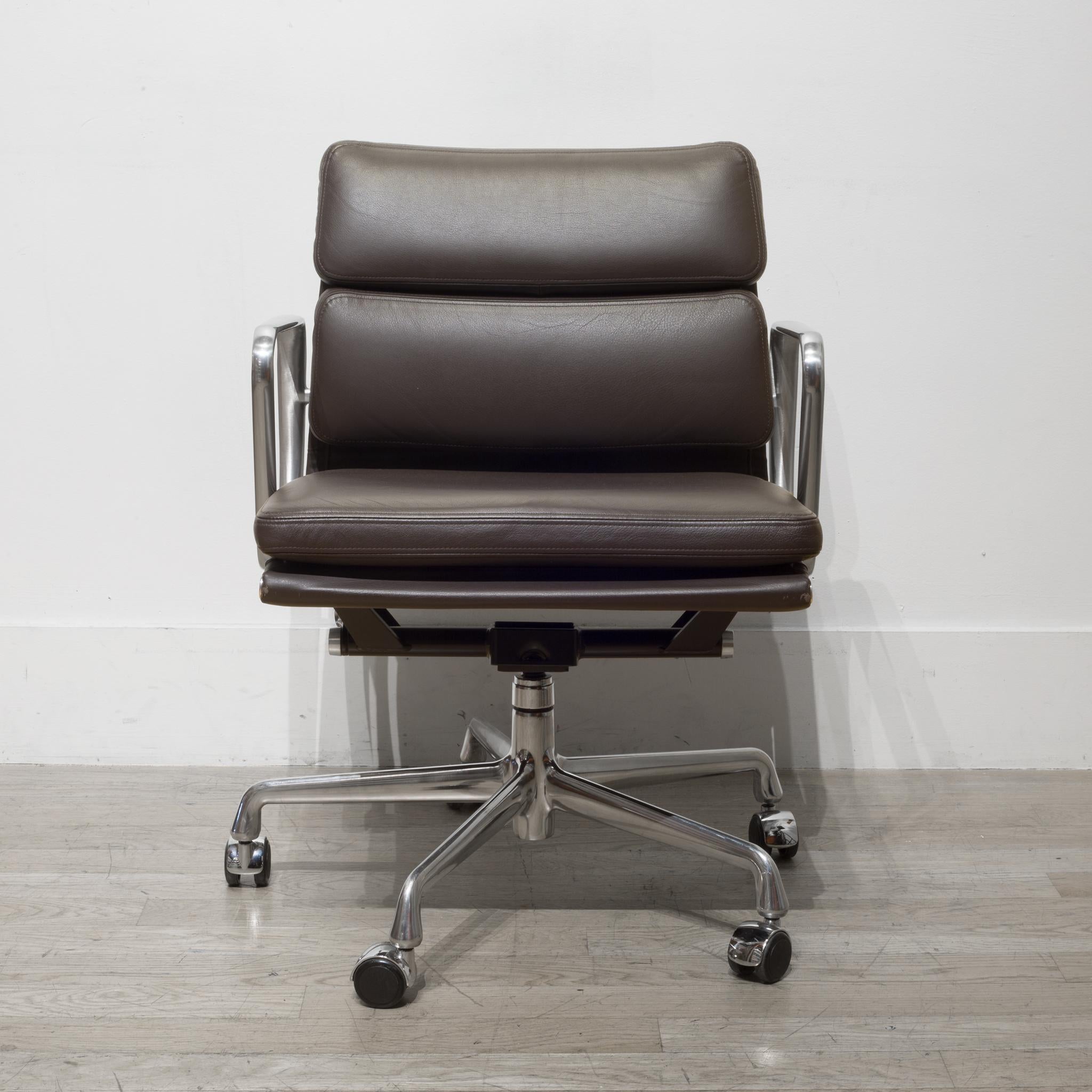 About

Price is per chair. Twelve chairs available.
Eames soft pad leather office management swivel chairs in Espresso brown MCL leather with polished aluminum base and casters. Original Herman Miller and Eames label on each chair.

Creator: