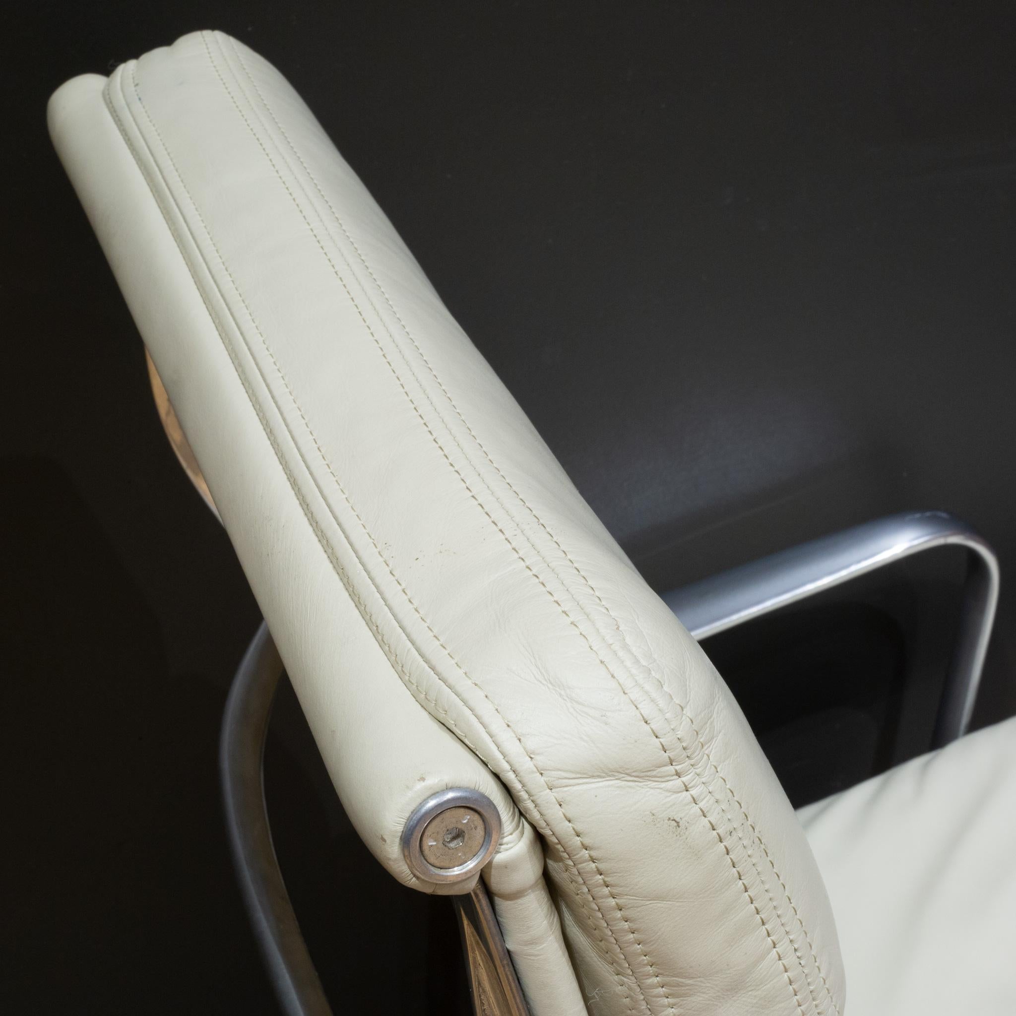 Eames Soft Pad Loungesessel von Herman Miller in elfenbeinfarbenem Leder-Preis pro Stuhl im Angebot 5