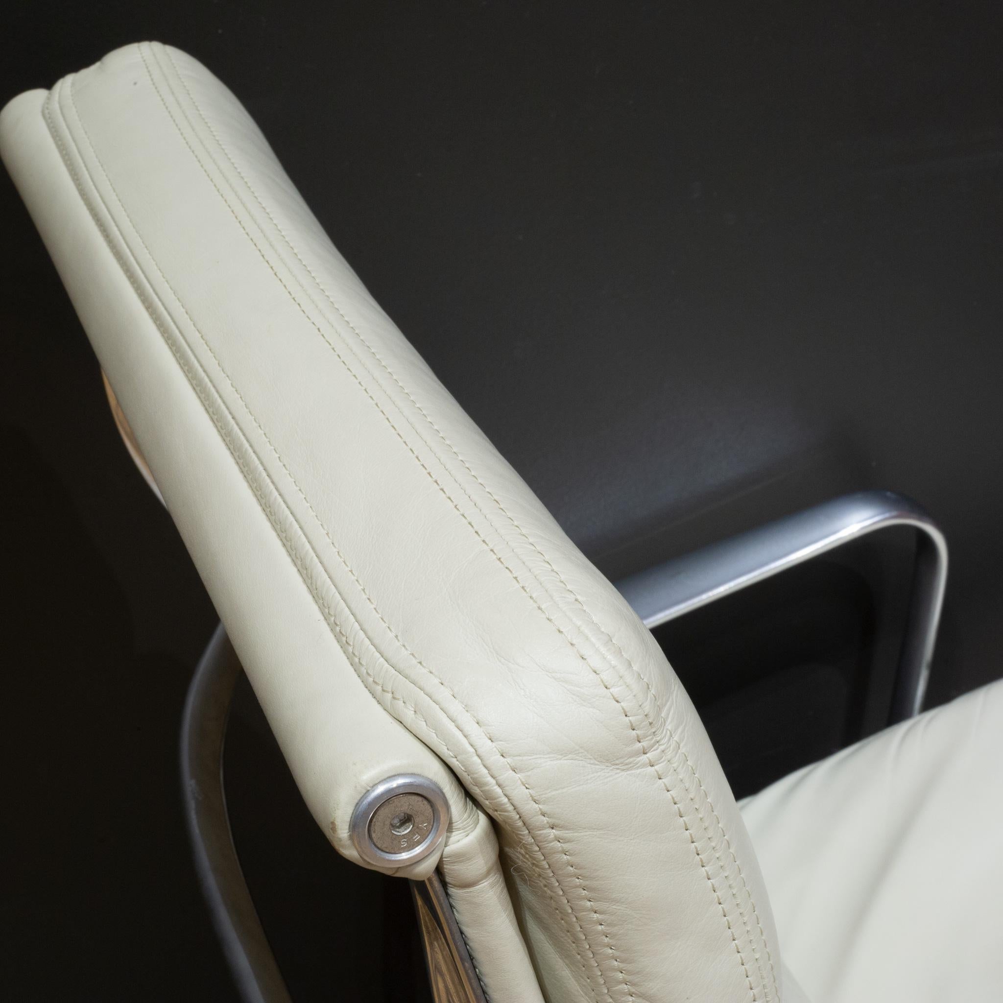 Eames Soft Pad Loungesessel von Herman Miller in elfenbeinfarbenem Leder-Preis pro Stuhl im Angebot 6