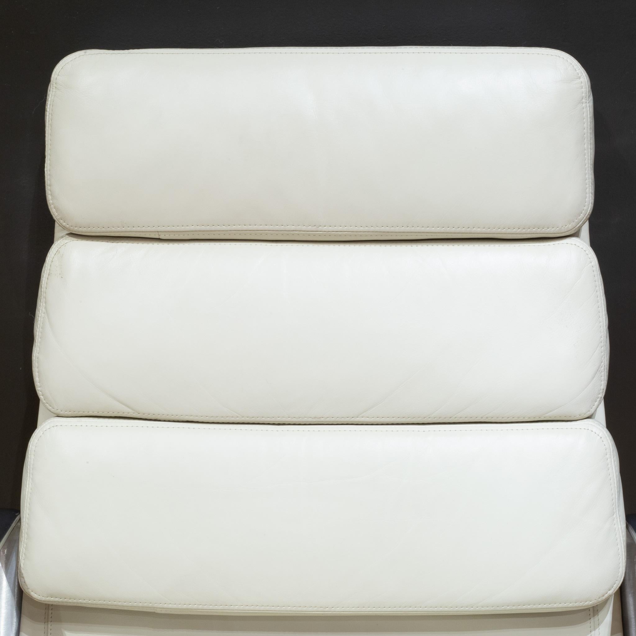 Eames Soft Pad Loungesessel von Herman Miller in elfenbeinfarbenem Leder-Preis pro Stuhl im Zustand „Gut“ im Angebot in San Francisco, CA