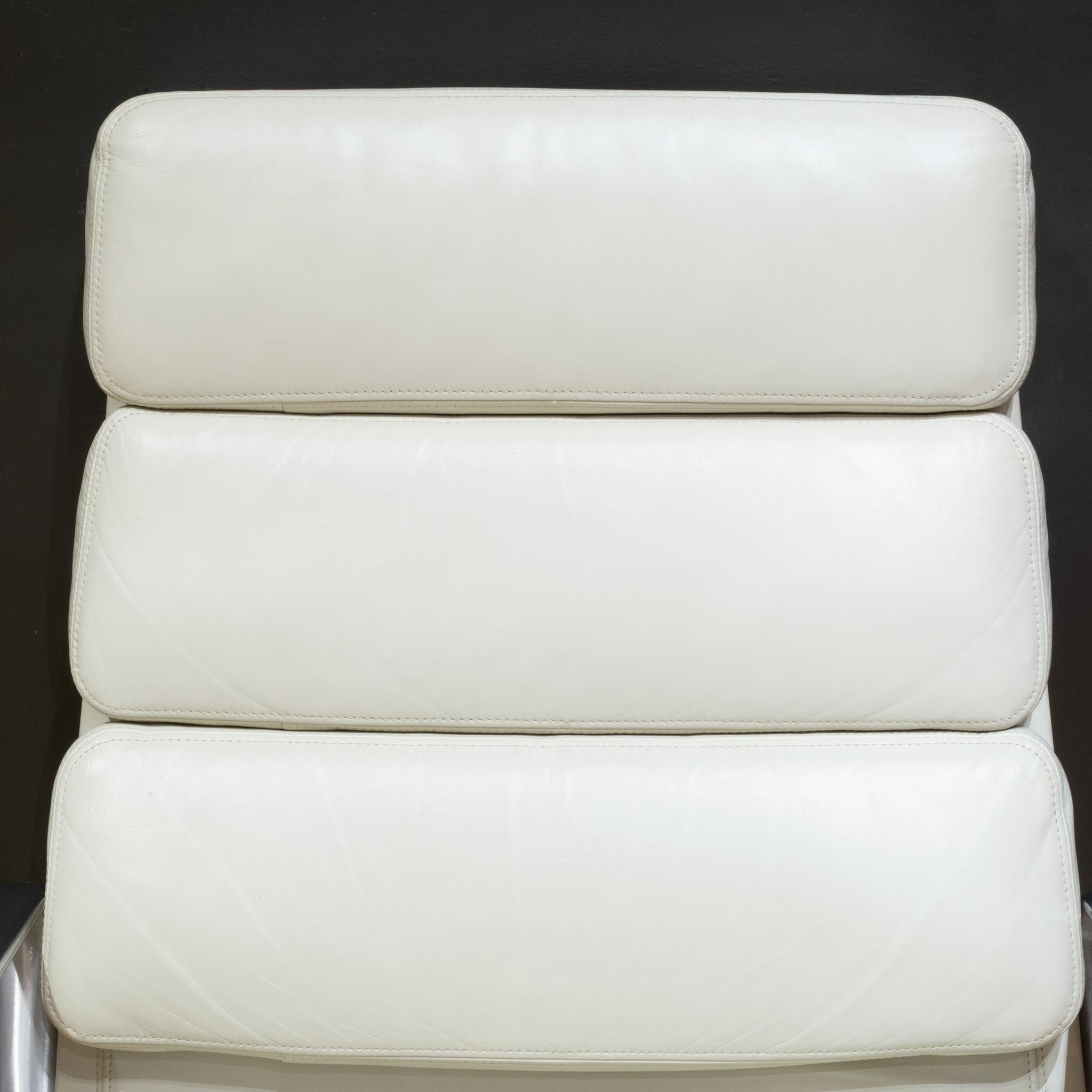 Eames Soft Pad Loungesessel von Herman Miller in elfenbeinfarbenem Leder-Preis pro Stuhl (21. Jahrhundert und zeitgenössisch) im Angebot
