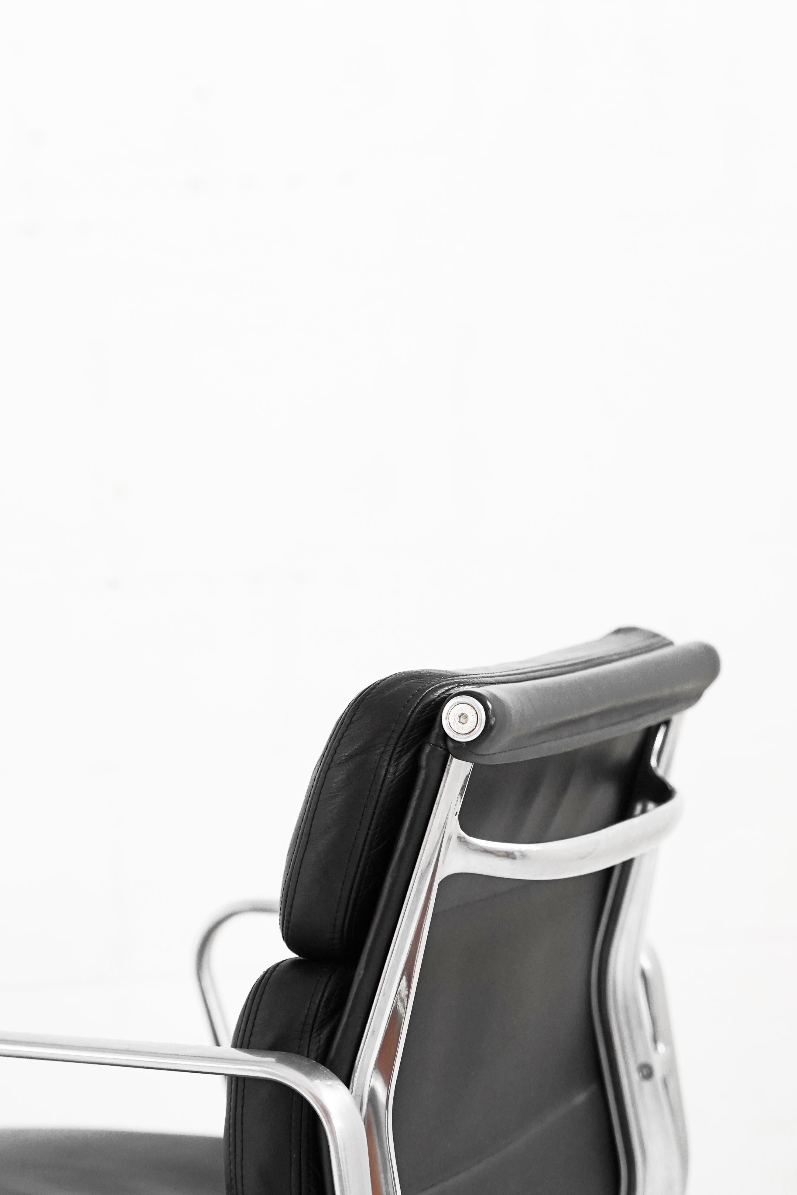 Mid-Century Modern Eames Soft Pad Management Chair by Charles and Ray Eames for Herman Miller