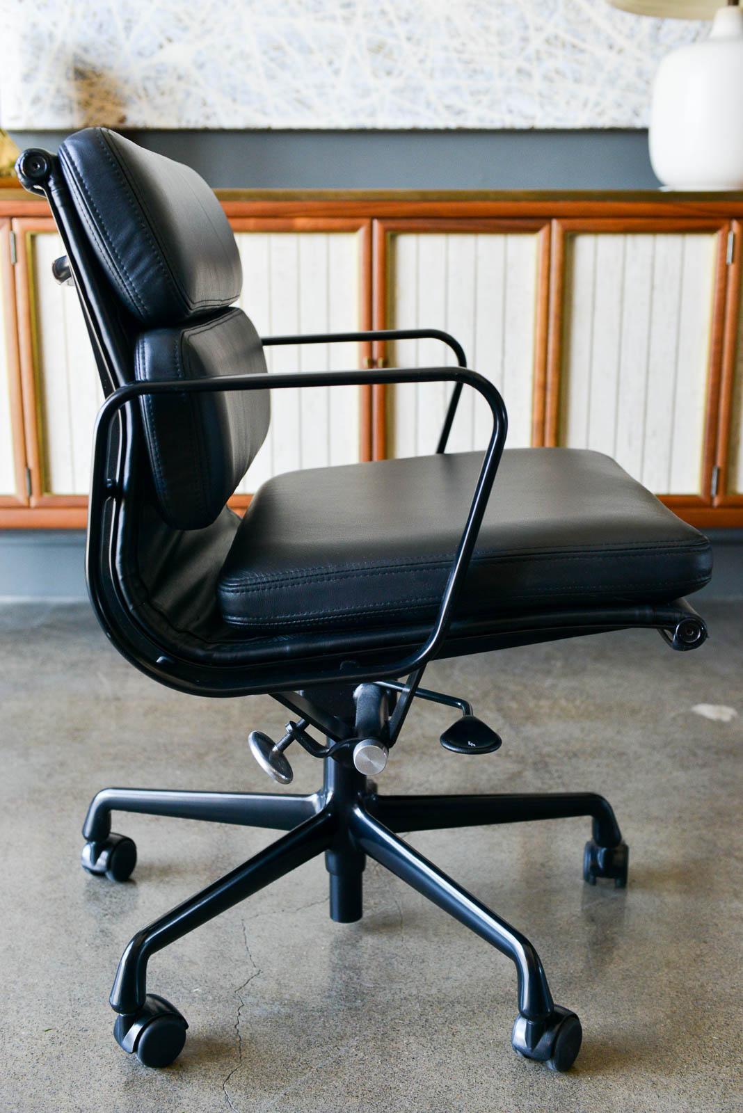 Mid-Century Modern Eames Soft Pad Management Chair in Black Leather