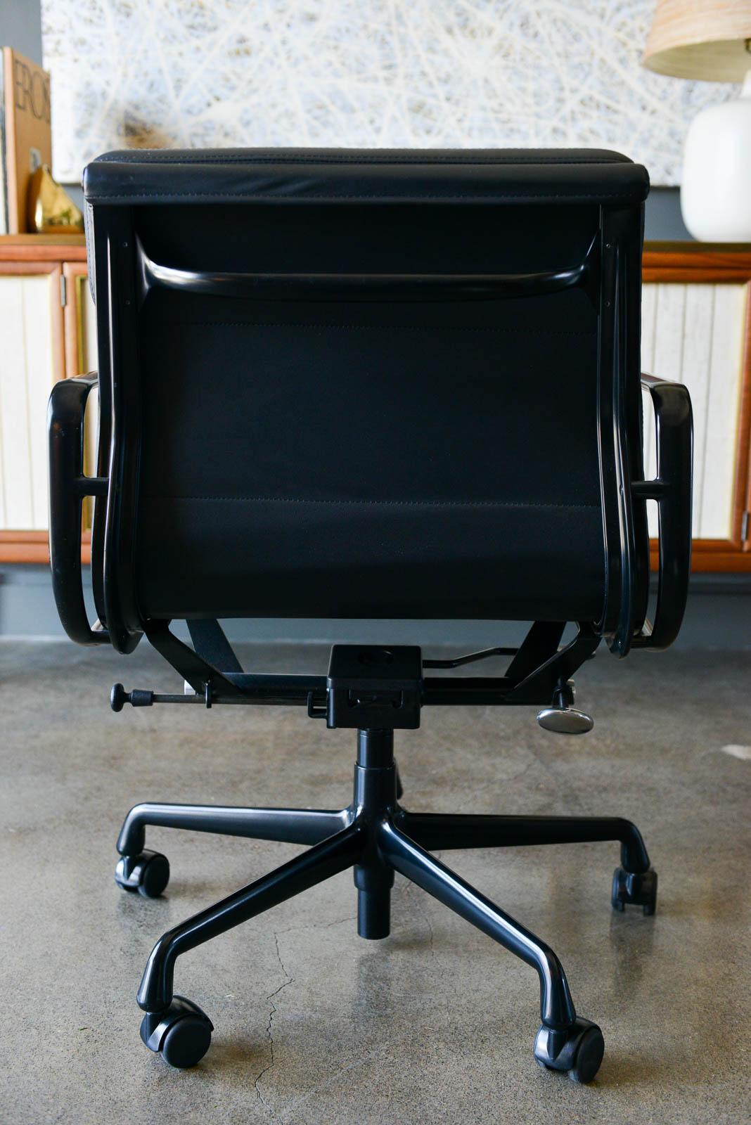 Eames Soft Pad Management Chair in Black Leather In New Condition In Costa Mesa, CA