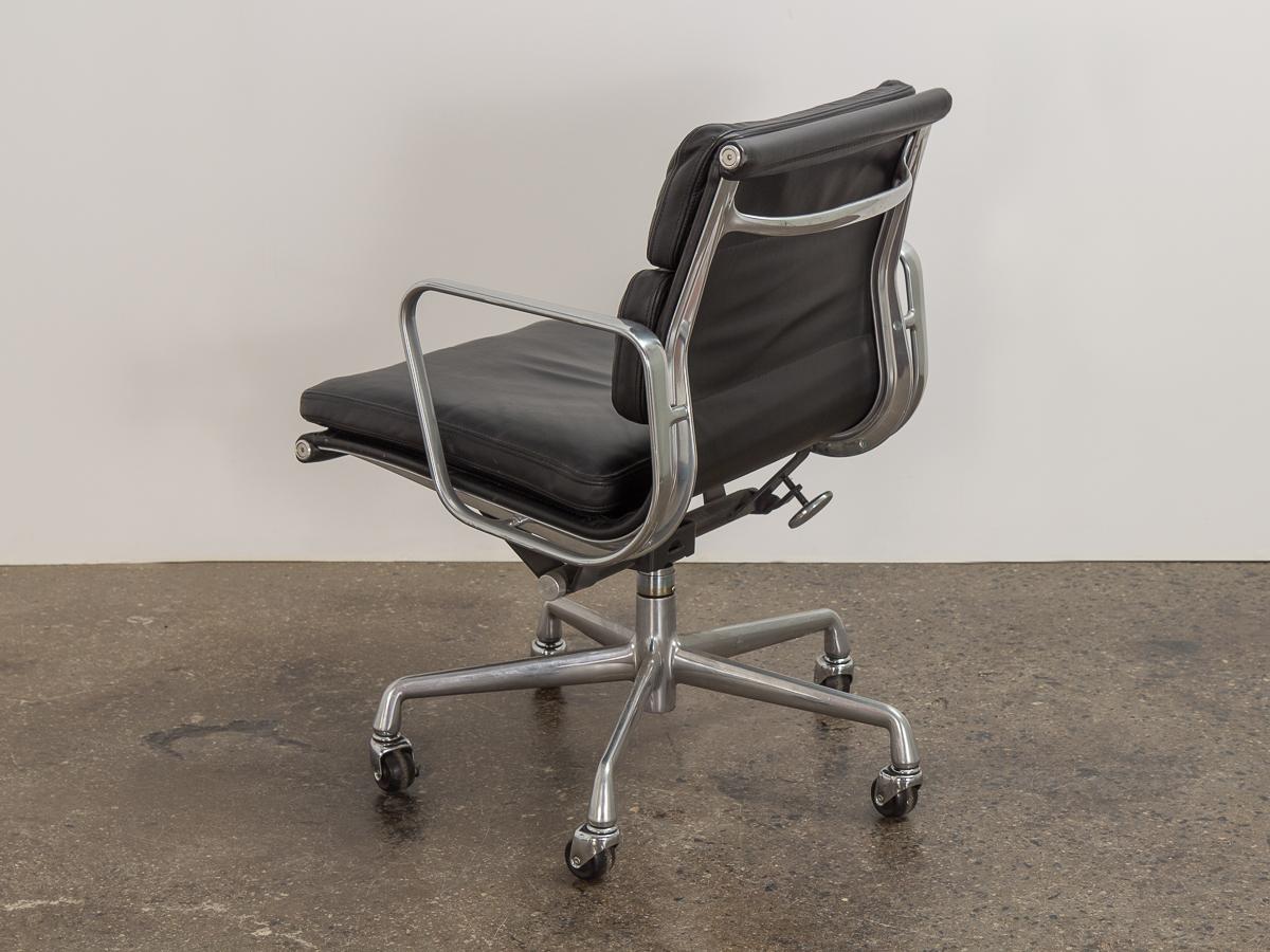 Mid-Century Modern Eames Soft Pad Management Chair in Camel