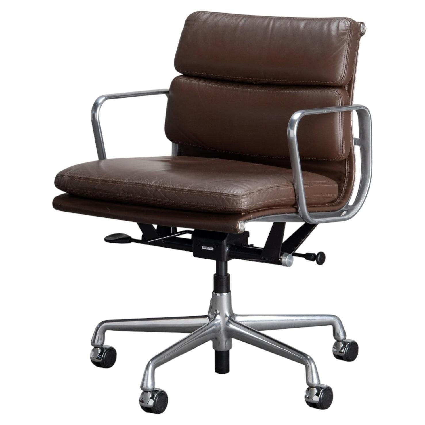 Sedie direzionali Eames Soft Pad di Herman Miller in pelle marrone cioccolato