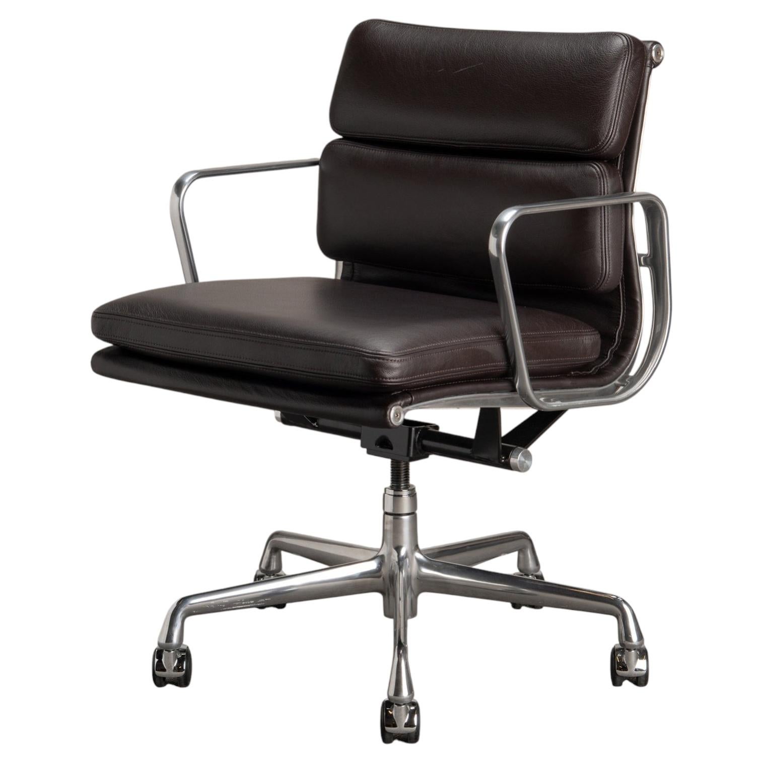 Fauteuils de direction Eames Soft Pad en cuir couleur espresso, par Herman Miller