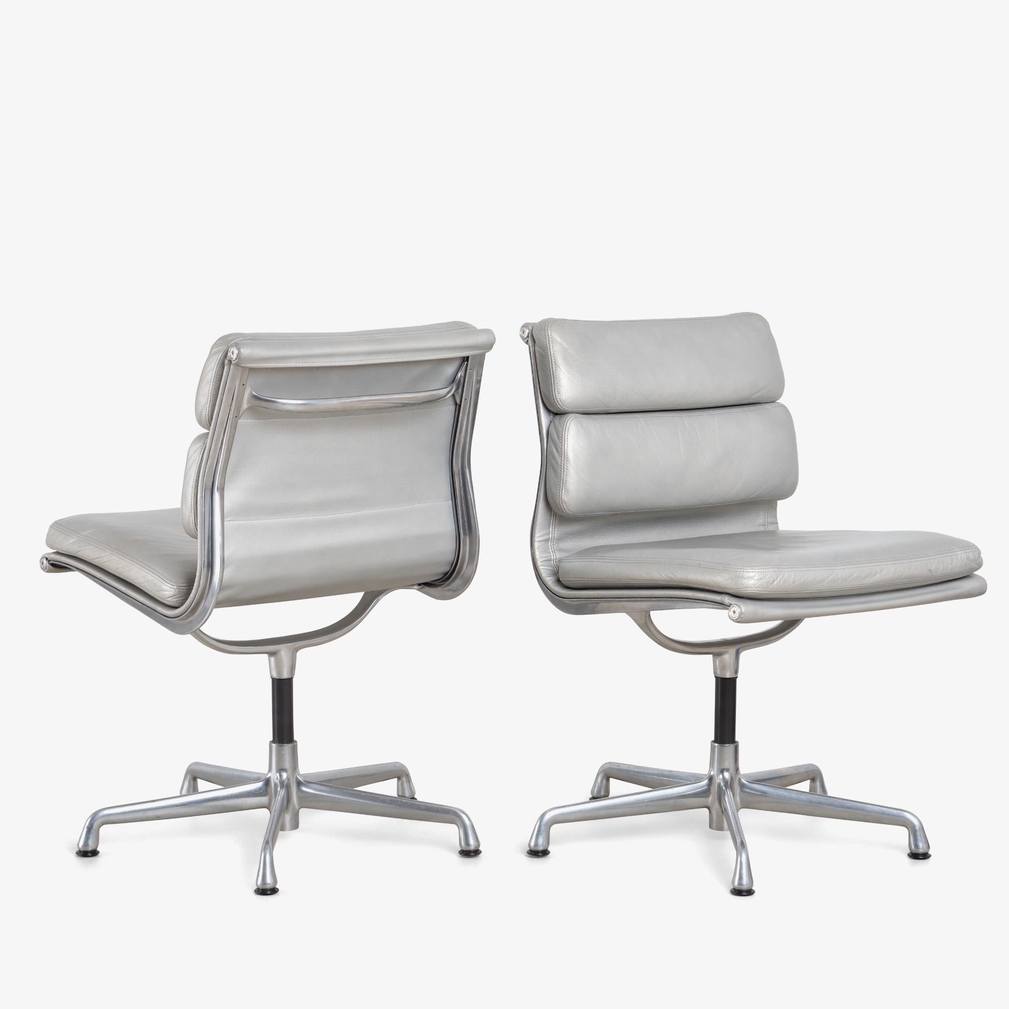 The great portfolio of Charles & Ray Eames is widely celebrated and serves as a model of inspiration for designers to this day. One of their most recognizable designs is the Aluminum Group line from which this Soft Pad Management Chair was born. It