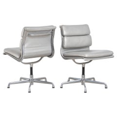 Paire de chaises d'appoint Eames Soft- Pad en cuir Edelman argenté par Herman Miller