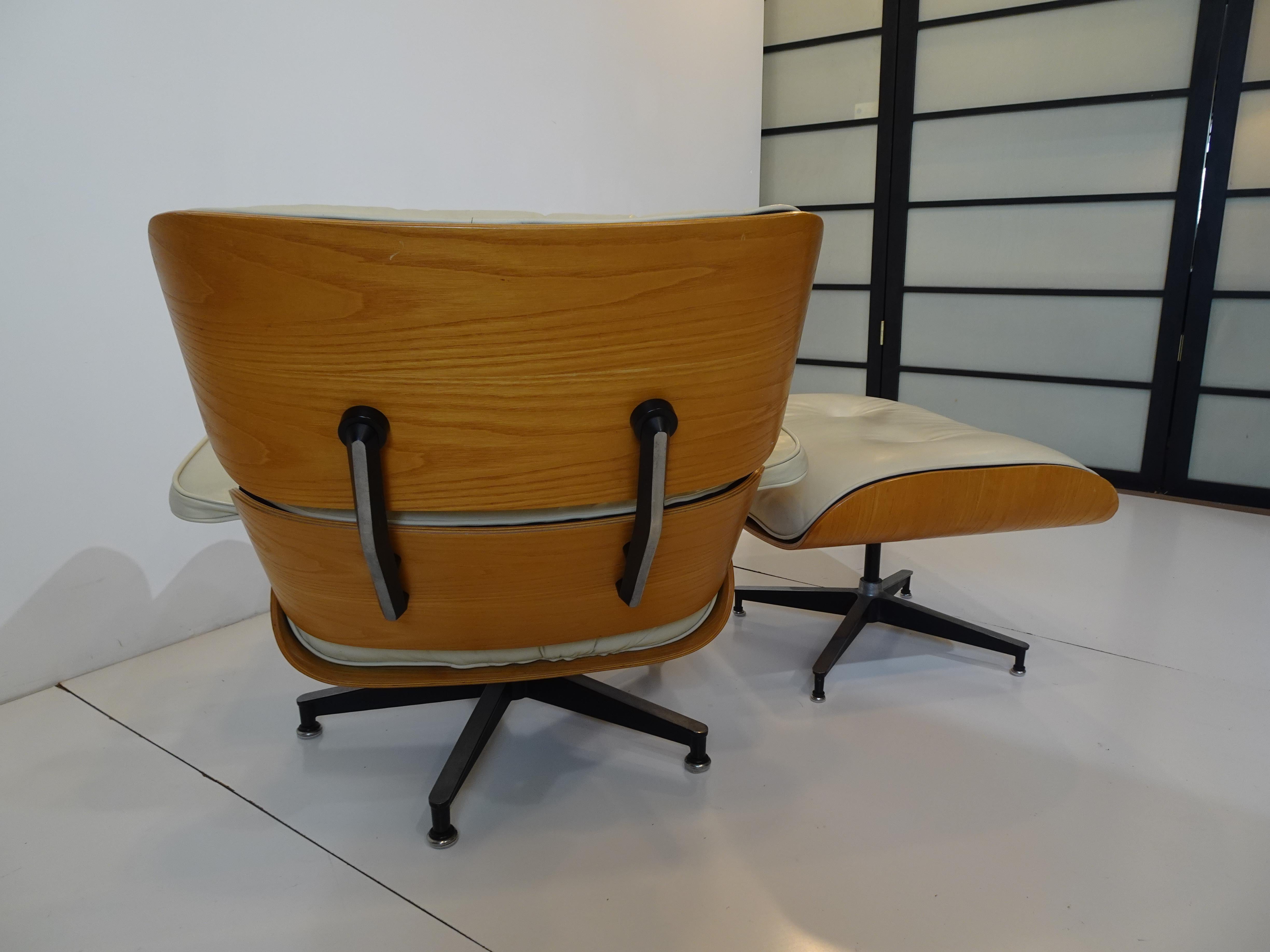 Eames Herman Miller Special Order Ivory / Oak 670 Lounge Chair w/Ottoman  In Good Condition In Cincinnati, OH