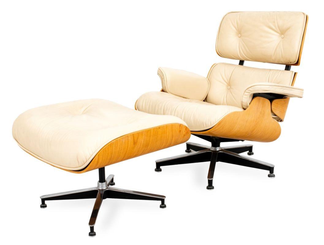 Chaise et ottoman pivotants en bois courbé de style Eames, recouverts de cuir beige, la chaise reposant sur une base en aluminium à cinq pieds et l'ottoman sur une base en aluminium à quatre pieds. Dimensions :  Chaise : 33