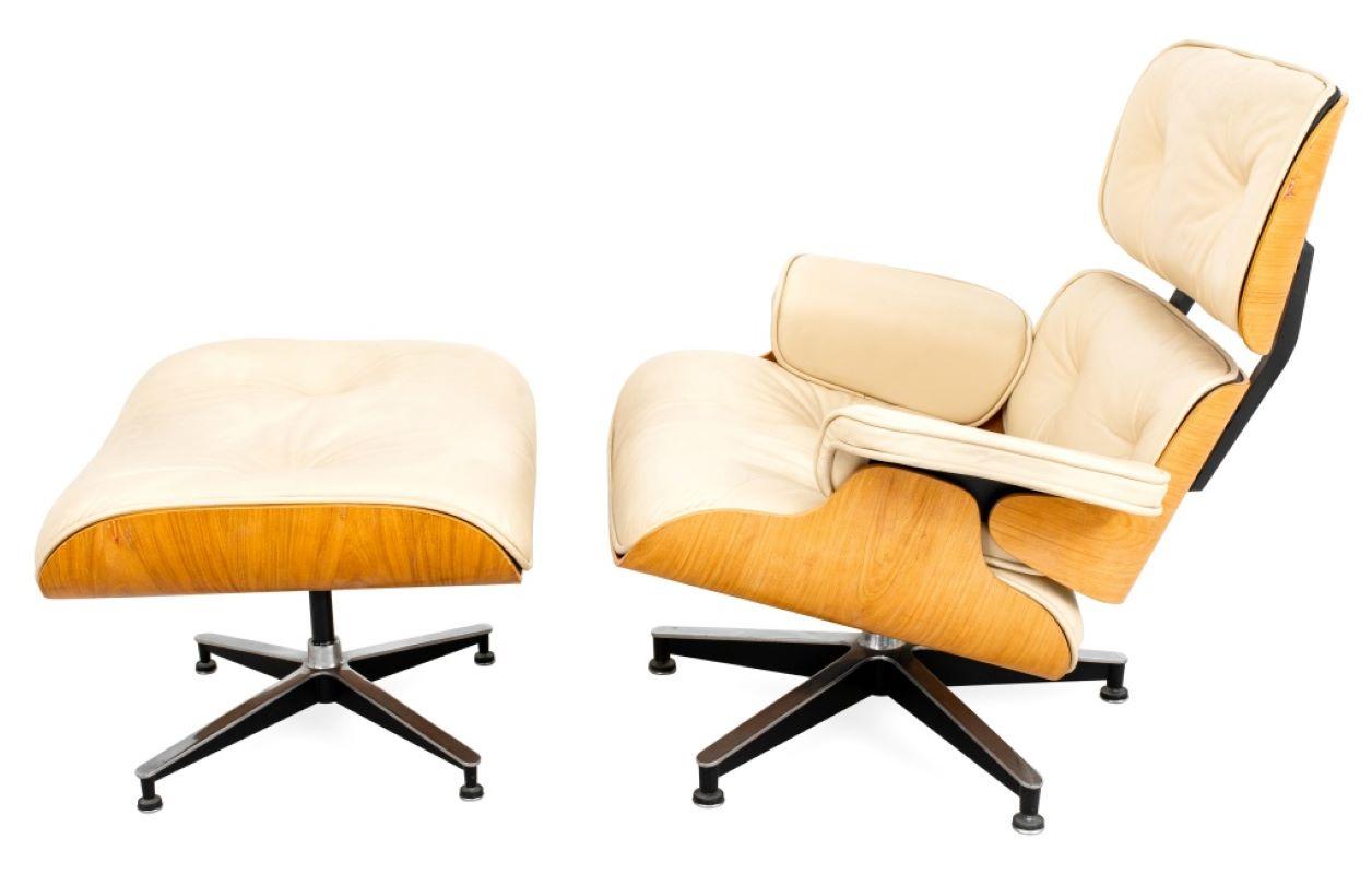 Mid-Century Modern Chaise longue et pouf en bois courbé de style Eames en vente
