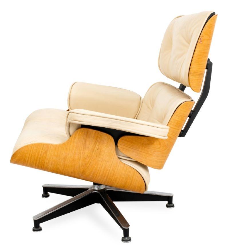 20ième siècle Chaise longue et pouf en bois courbé de style Eames en vente
