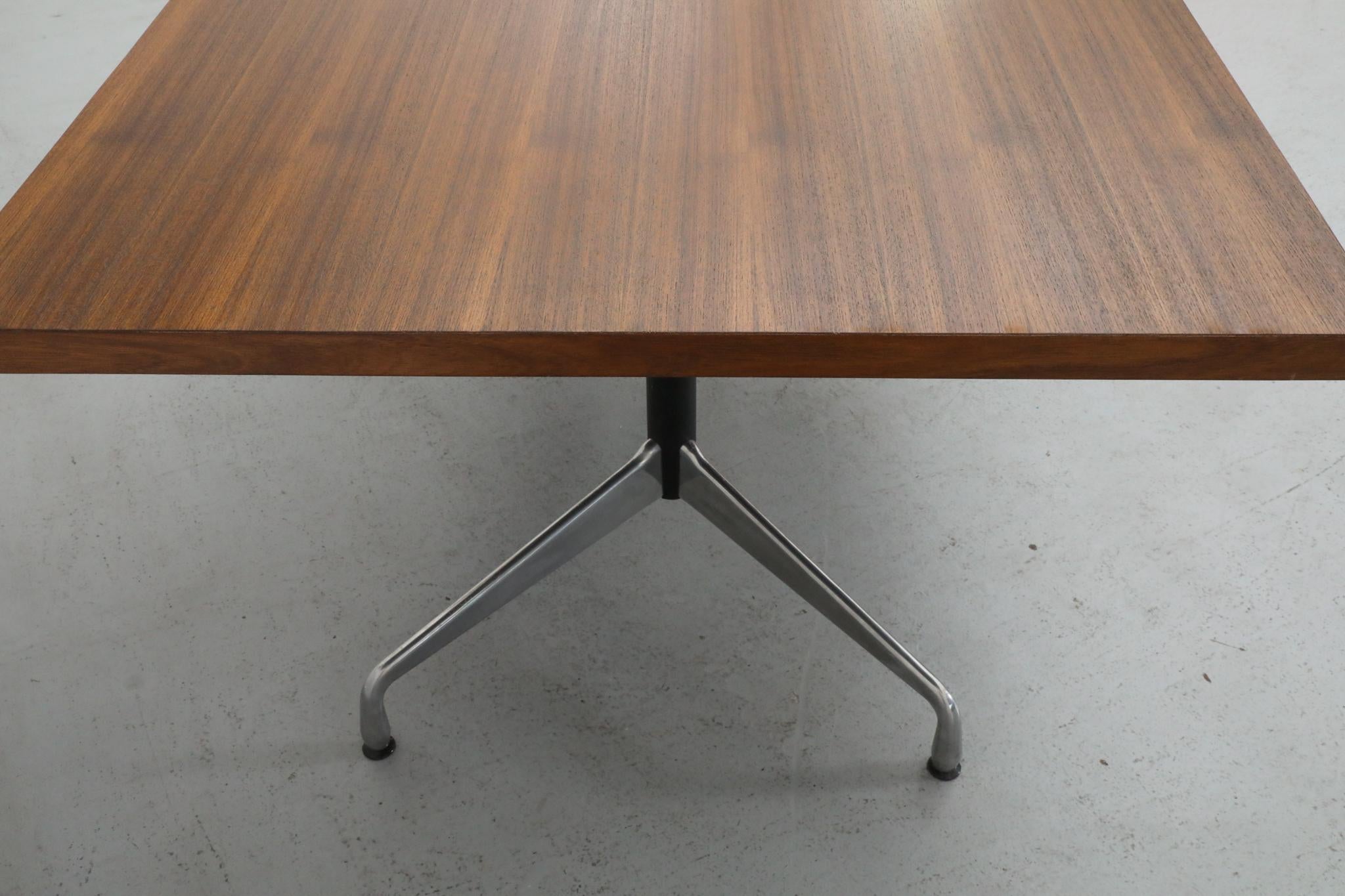 Table de conférence style Eames par Castelli - plateau en teck base segmentée en aluminium en vente 8