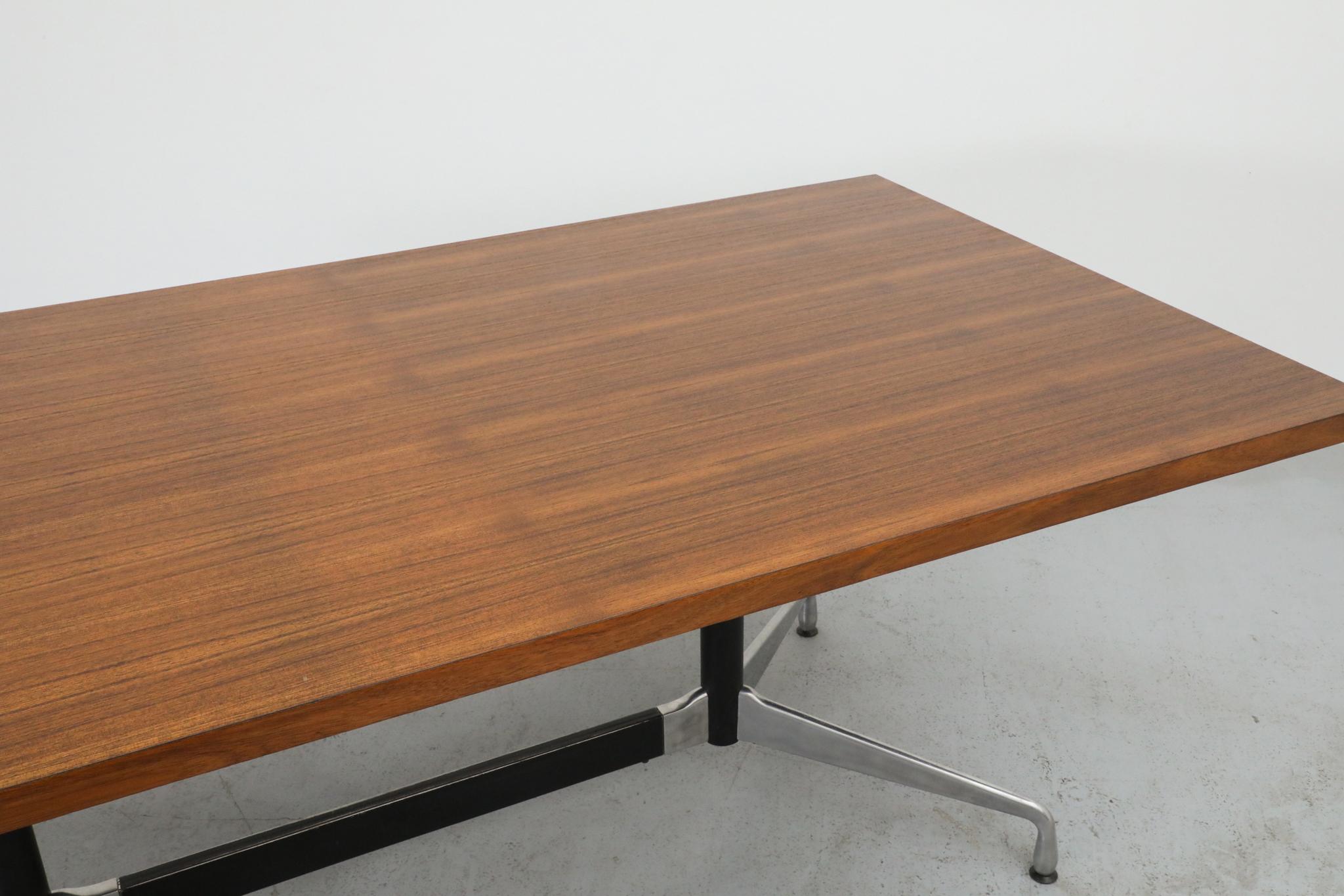 Table de conférence style Eames par Castelli - plateau en teck base segmentée en aluminium en vente 11