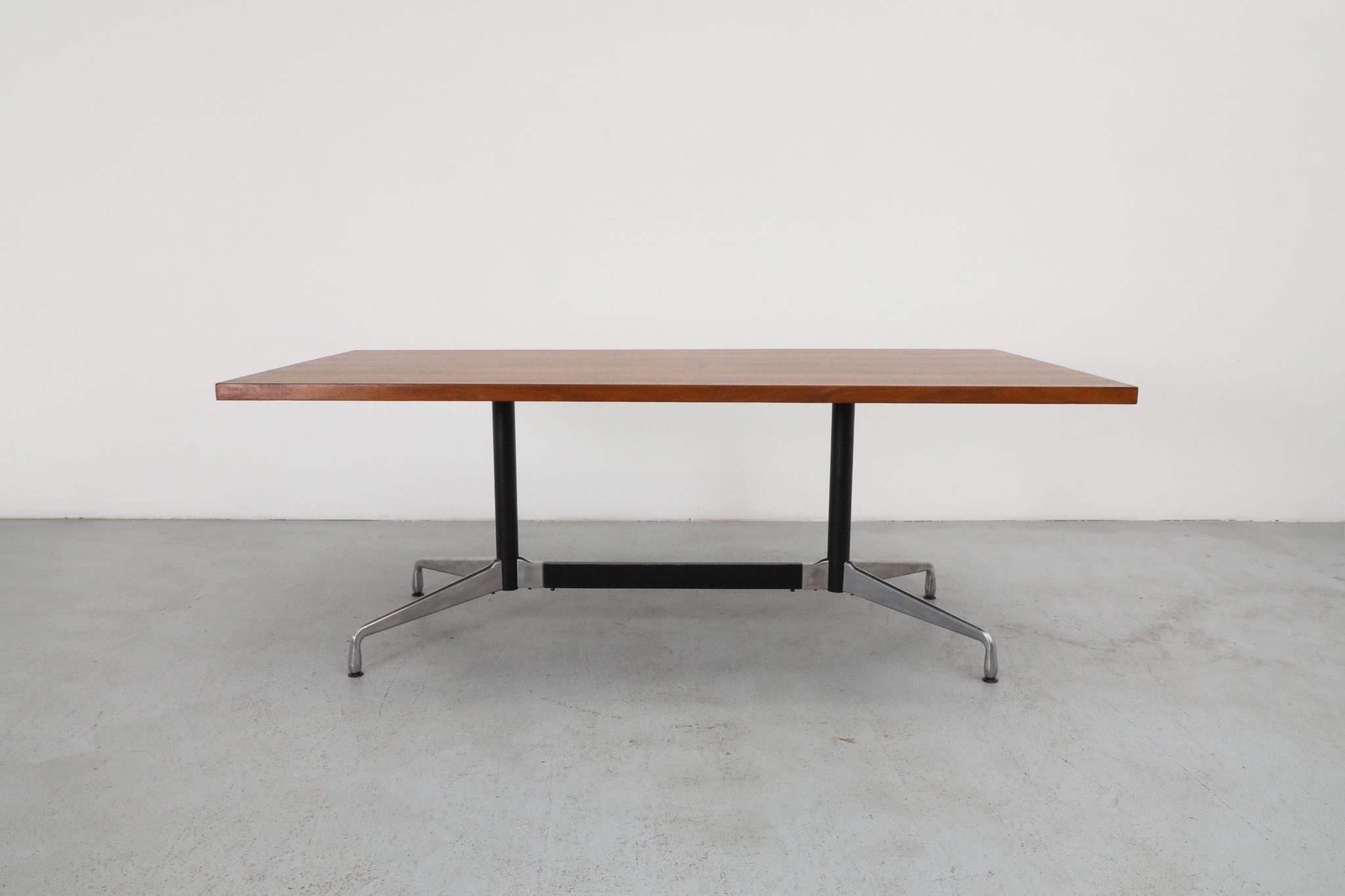 La table de conférence combine le design emblématique de la base segmentée des Eames avec une construction solide en teck. Castelli a fabriqué la base en aluminium poli et enduit de poudre noire, avec le piédestal segmenté caractéristique qui est