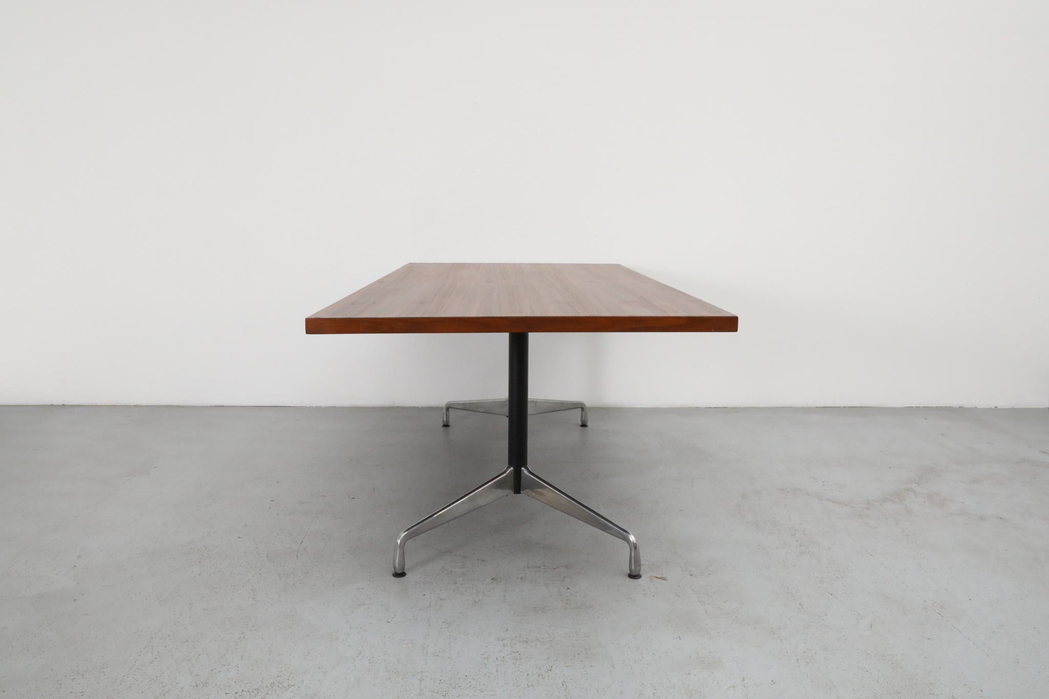 Mid-Century Modern Table de conférence style Eames par Castelli - plateau en teck base segmentée en aluminium en vente