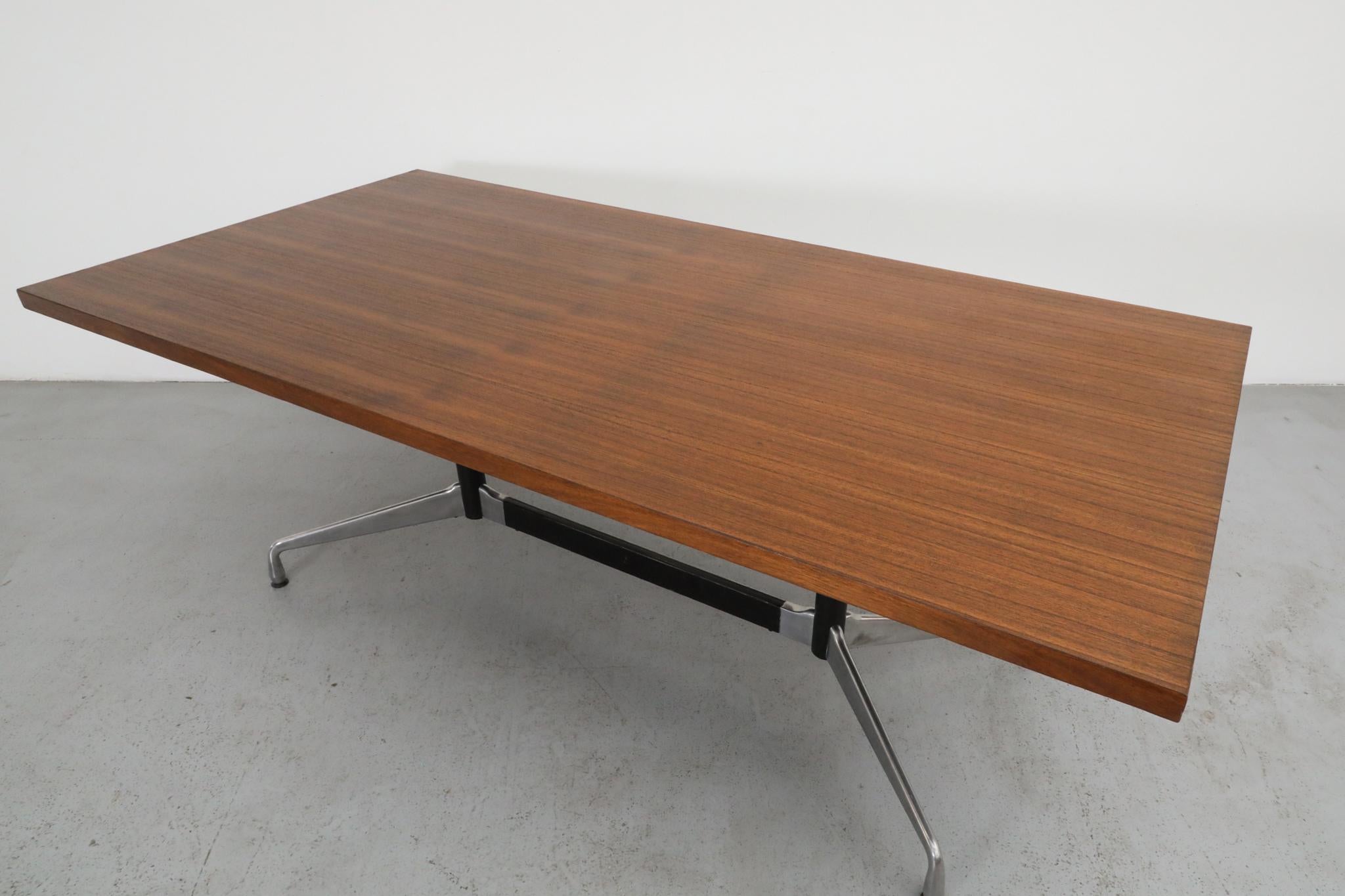 Table de conférence style Eames par Castelli - plateau en teck base segmentée en aluminium Bon état - En vente à Los Angeles, CA