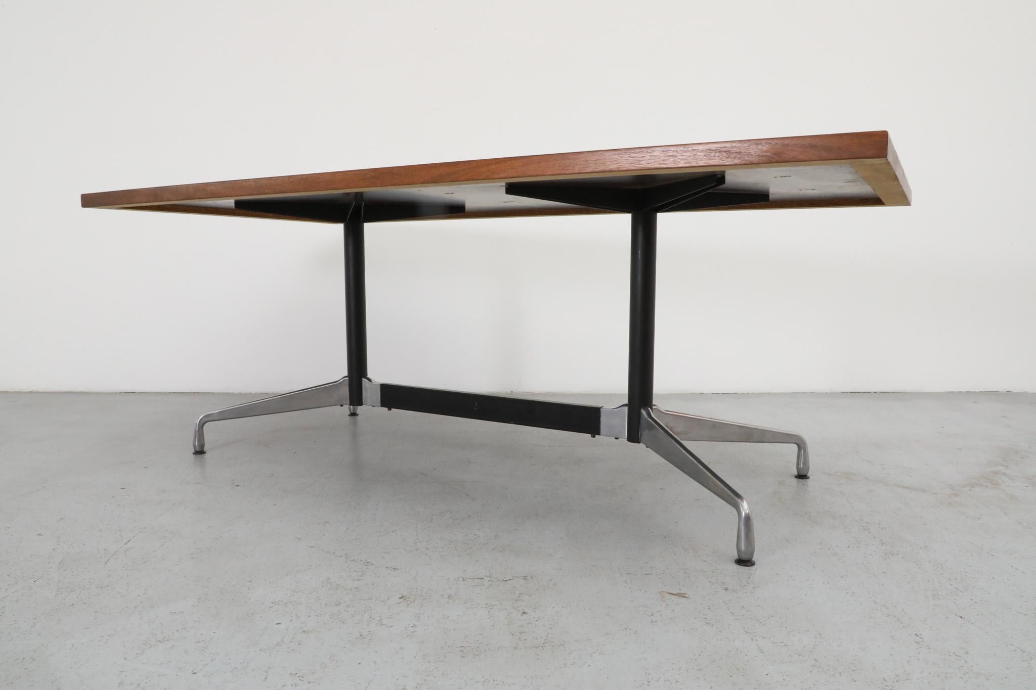Milieu du XXe siècle Table de conférence style Eames par Castelli - plateau en teck base segmentée en aluminium en vente
