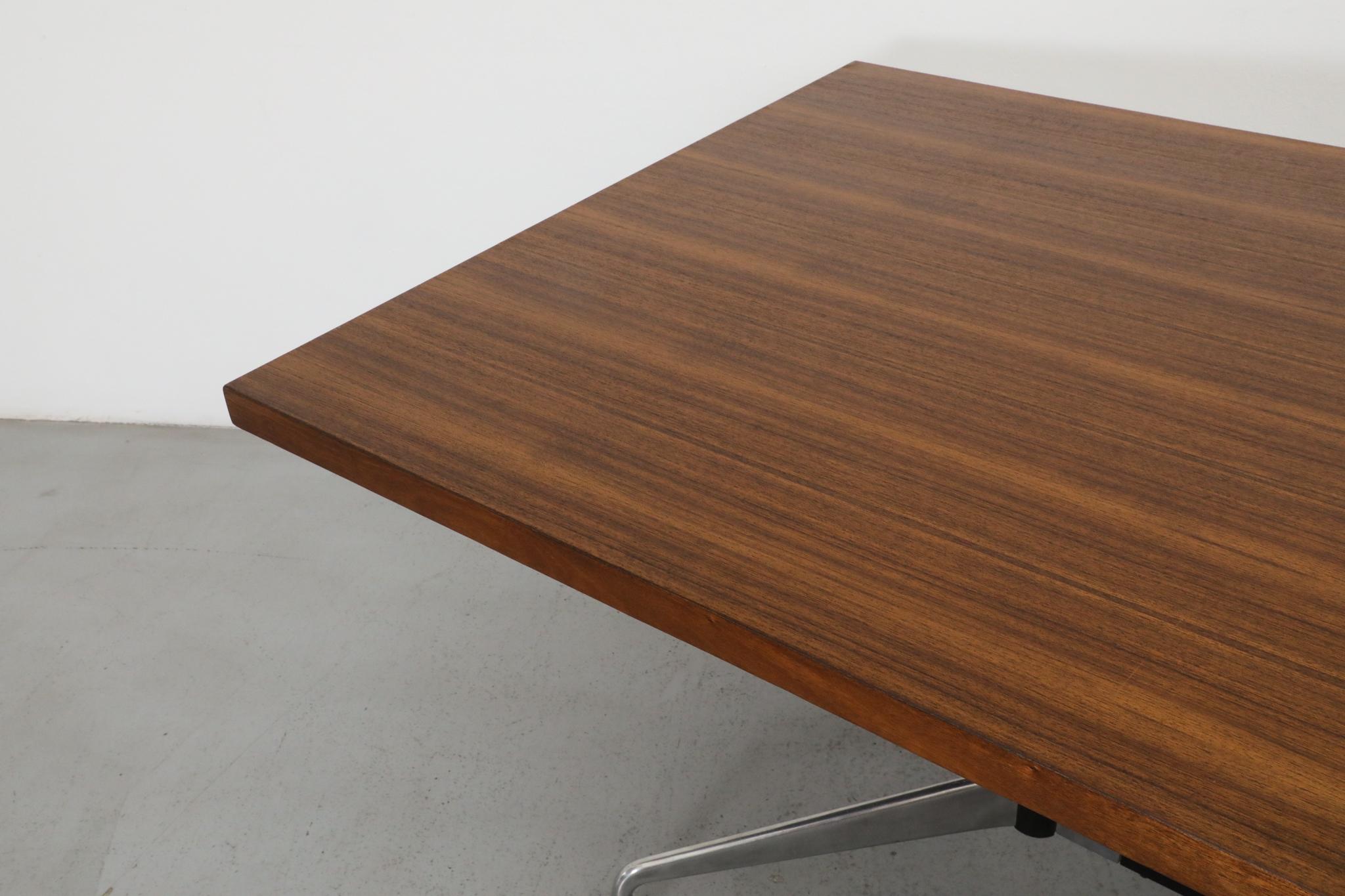 Table de conférence style Eames par Castelli - plateau en teck base segmentée en aluminium en vente 1