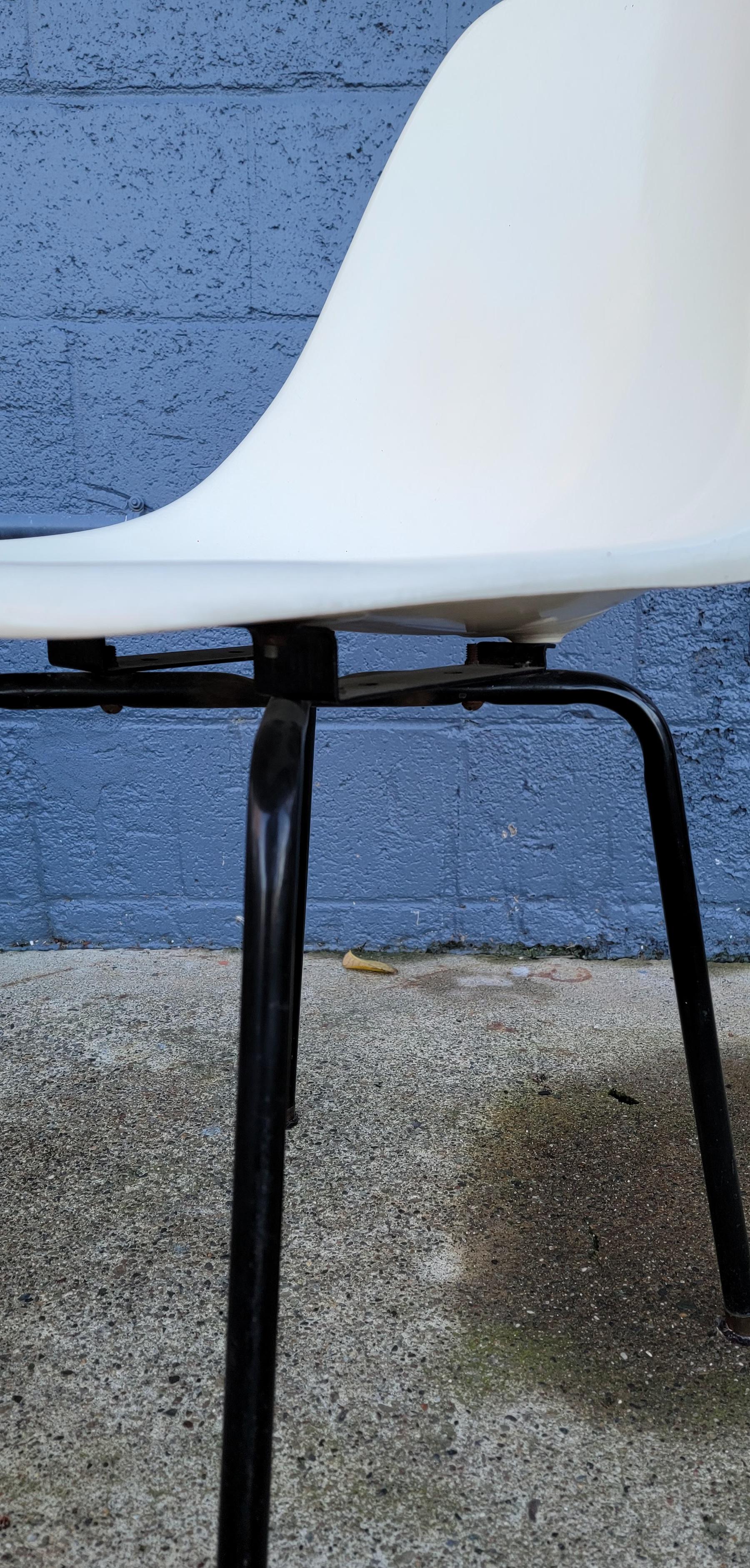 Eames Style Formed Fiberglass Dining Chairs 1960's 7