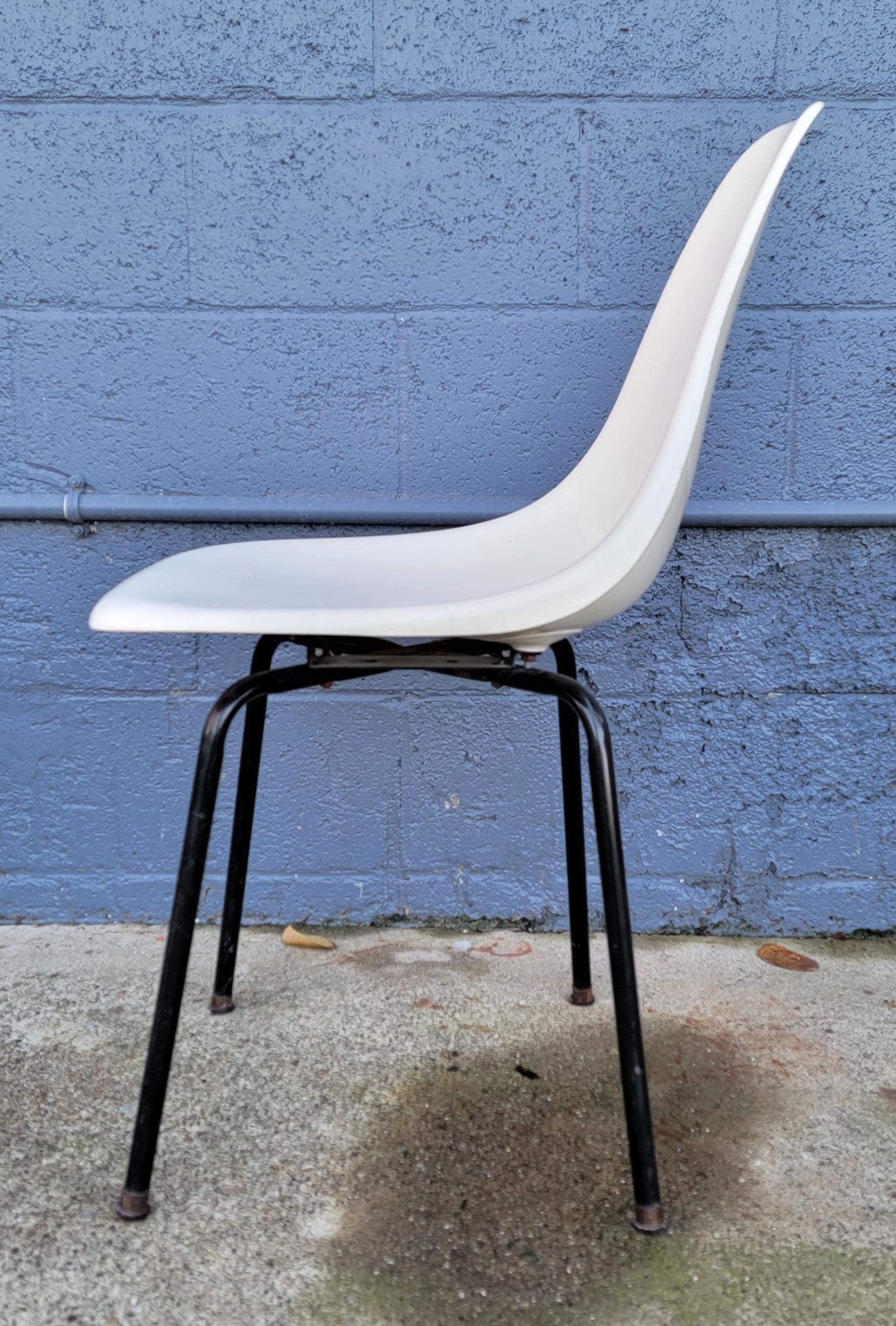 Eames Style Formed Fiberglass Dining Chairs 1960's In Good Condition In Fulton, CA