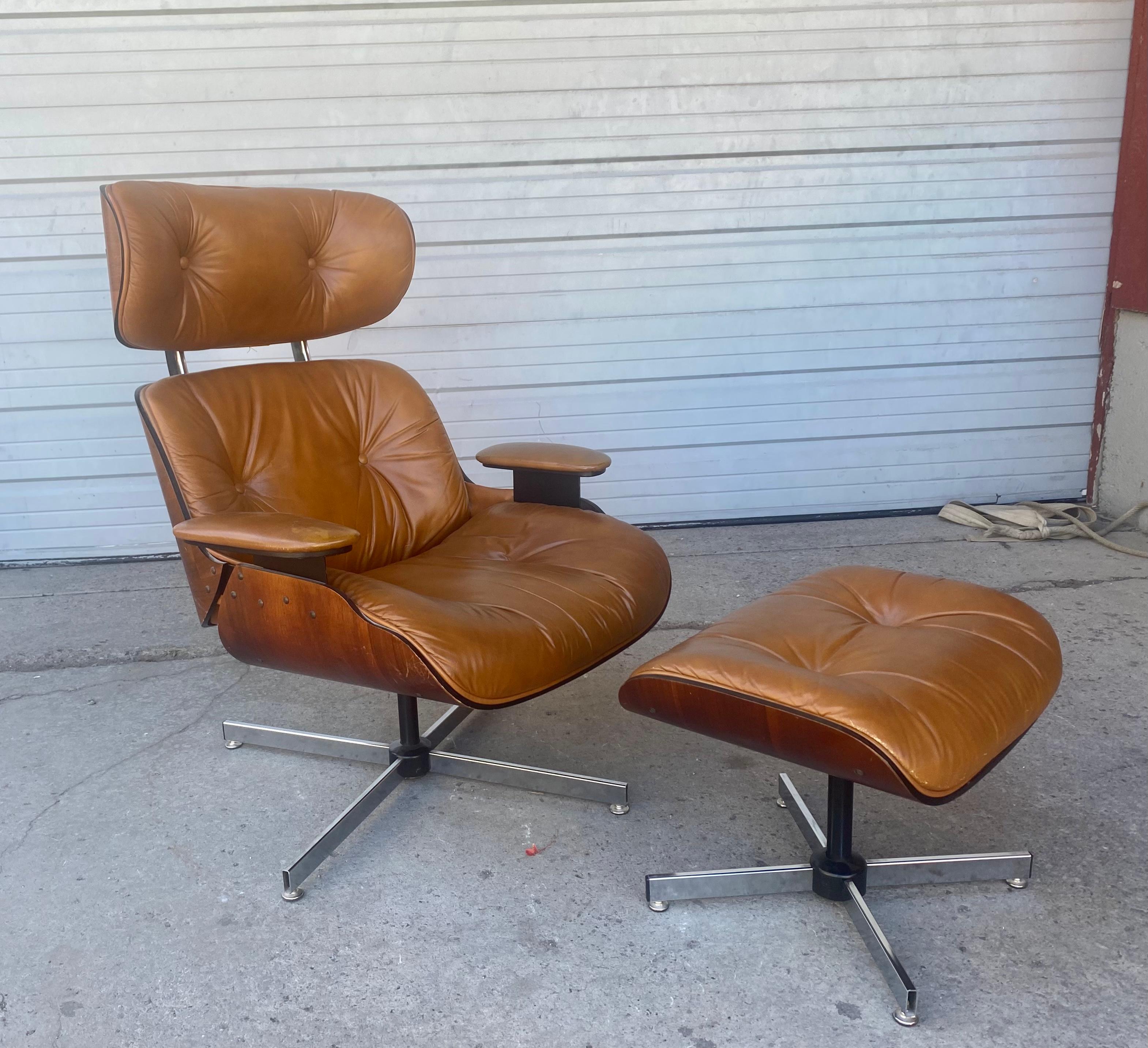 Vintage Plycraft lounge chair and ottoman, Amazing original condition, Extremely comfortable, S. Hand delivery avail to new York City or anywhere en route from Buffalo NY

Mid-Century Modern swivel lounge chair and matching ottoman by Plycraft.