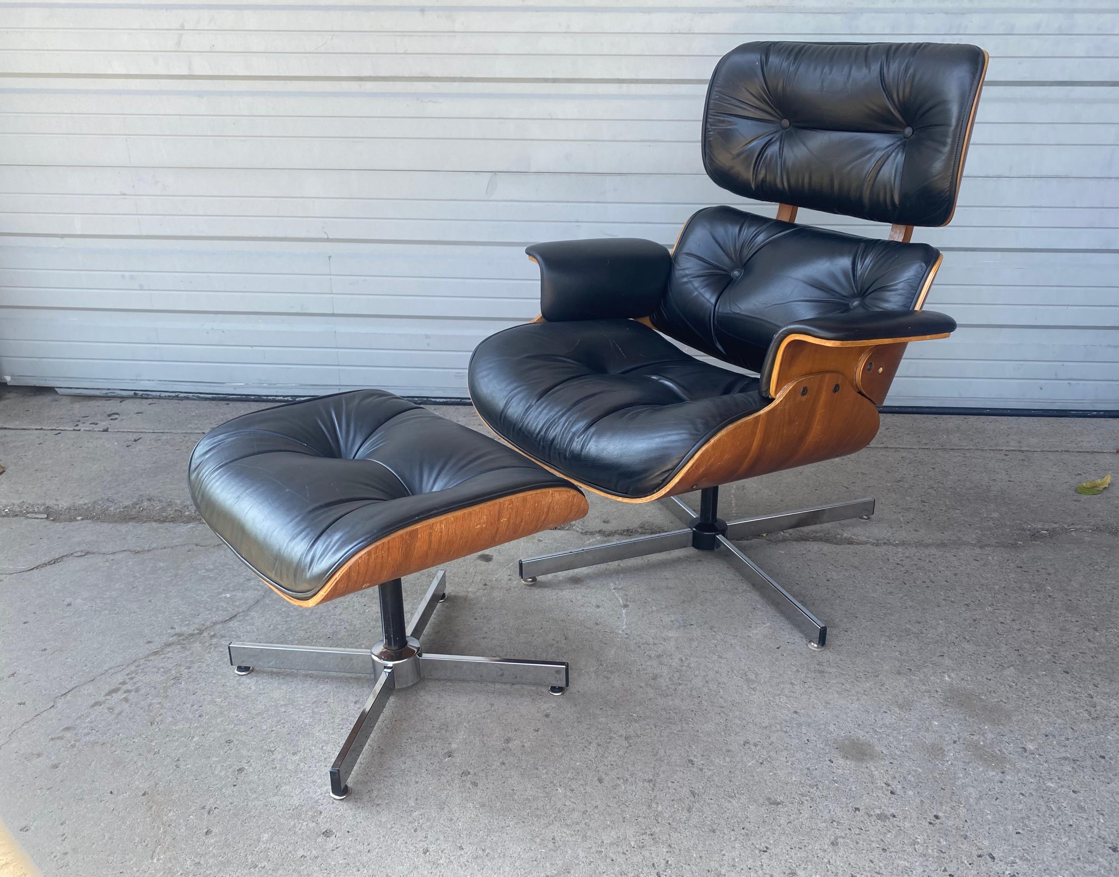 Eames Style Lounge Chair and Ottoman, Leather, Plycraft, Classic Modernist In Good Condition In Buffalo, NY