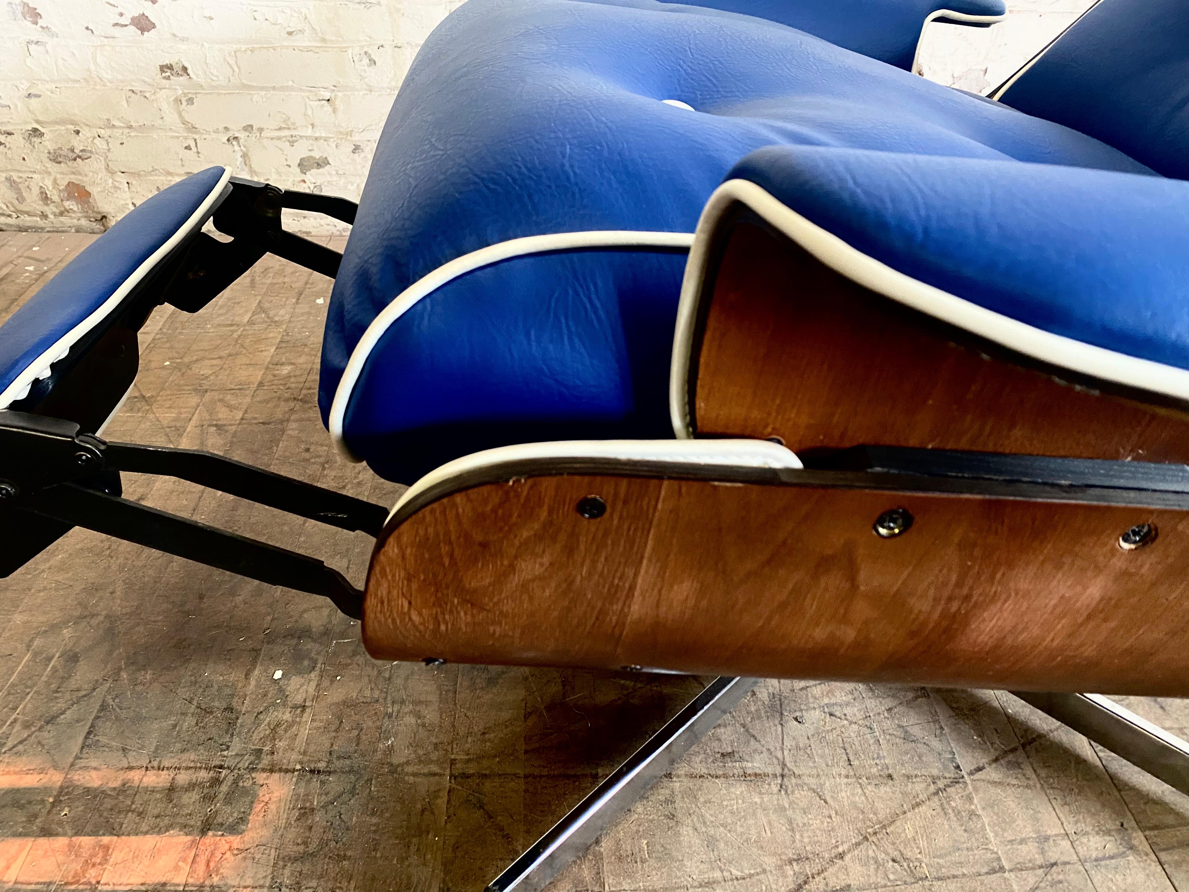 Eames Style lounge chair / recliner, with built in ottoman ', foot rest, made by PLYCRAFT. Beautifully restored, great color, classic Mid-Century Modern Design, extremely comfortable, 3-position recliner, hand delivery avail to new York City or