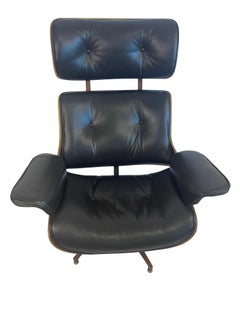 George Mulhauser ha progettato la sedia da salotto in pelle nera e noce Plycraft Ottoman