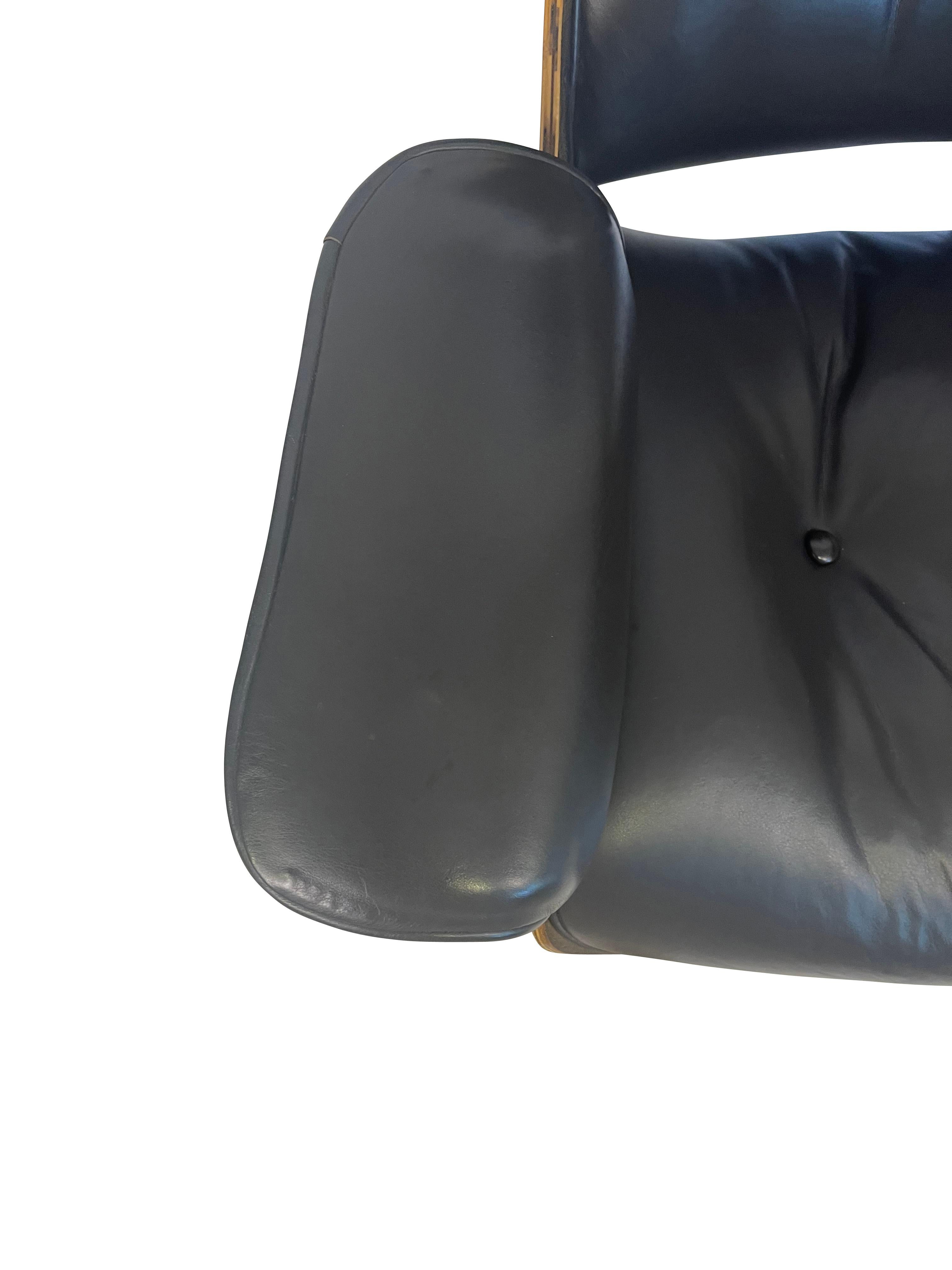 Mid-Century Modern Chaise longue en cuir noir noyer Plycraft Design/One par George Mulhauser  en vente