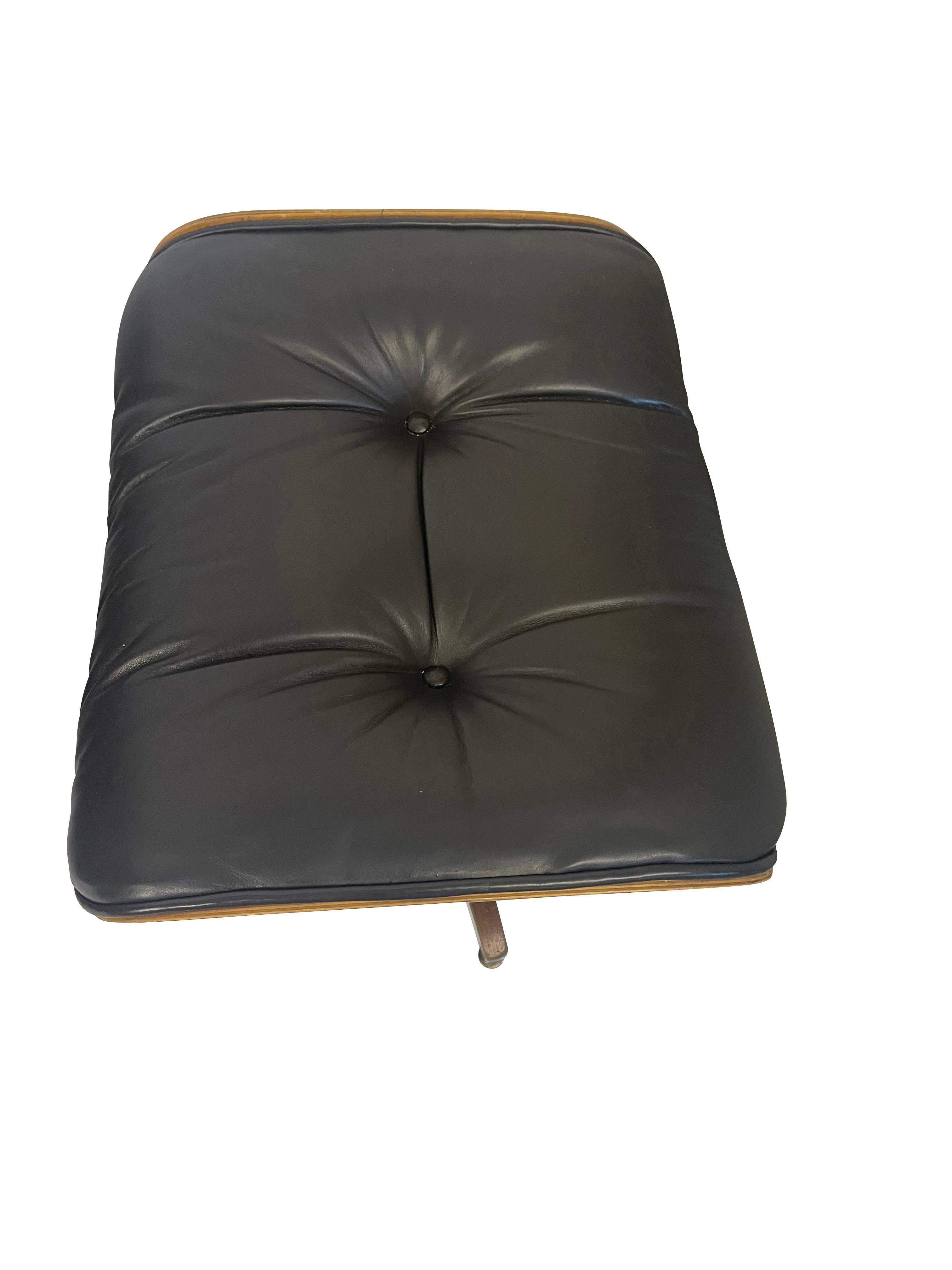 George Mulhauser Designed Plycraft Walnut Black Leather Lounge Chair Ottoman  In Good Condition For Sale In Essex, MA