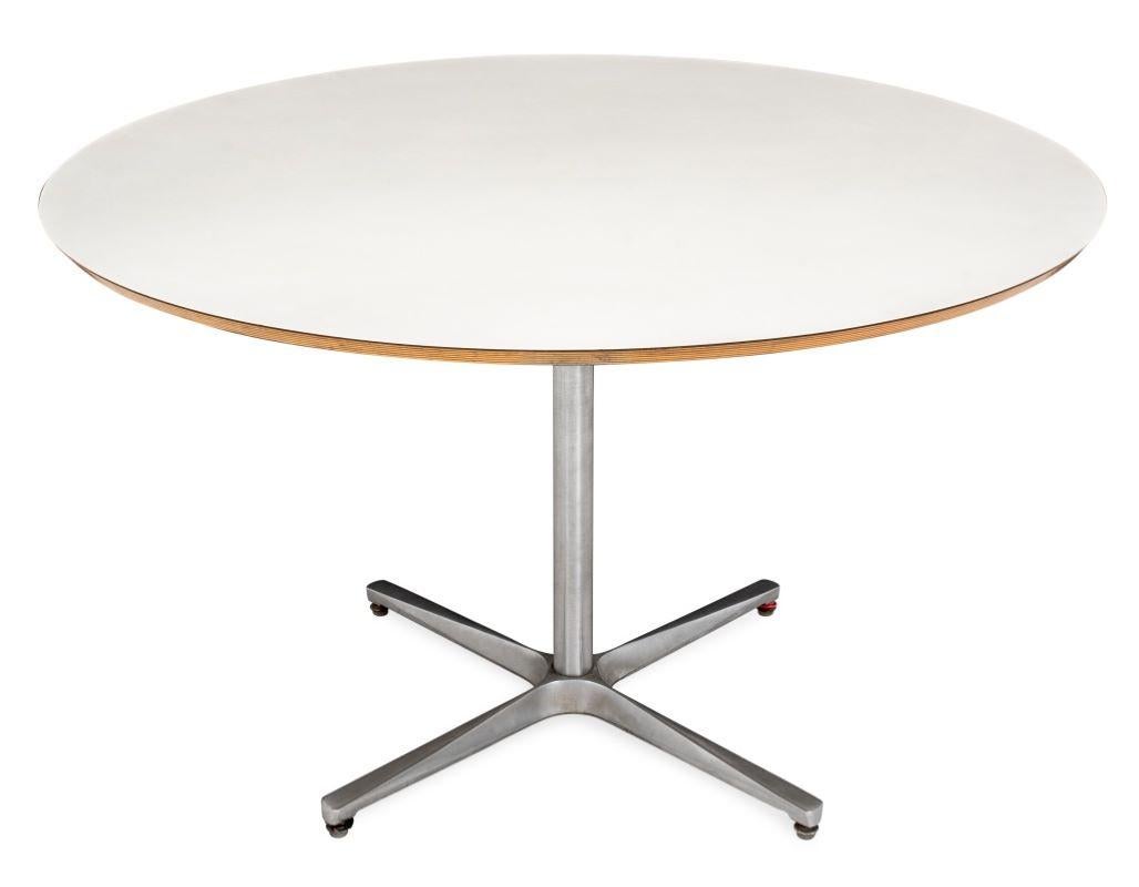 Mesa redonda estilo Eames, tablero blanco sobre base de acero, aparentemente sin marcar. 29