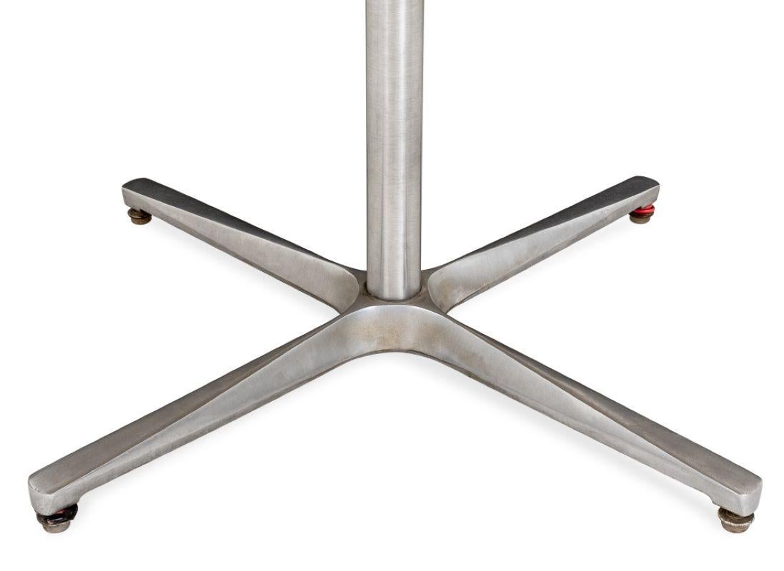 Mesa redonda estilo Eames Moderno de mediados de siglo