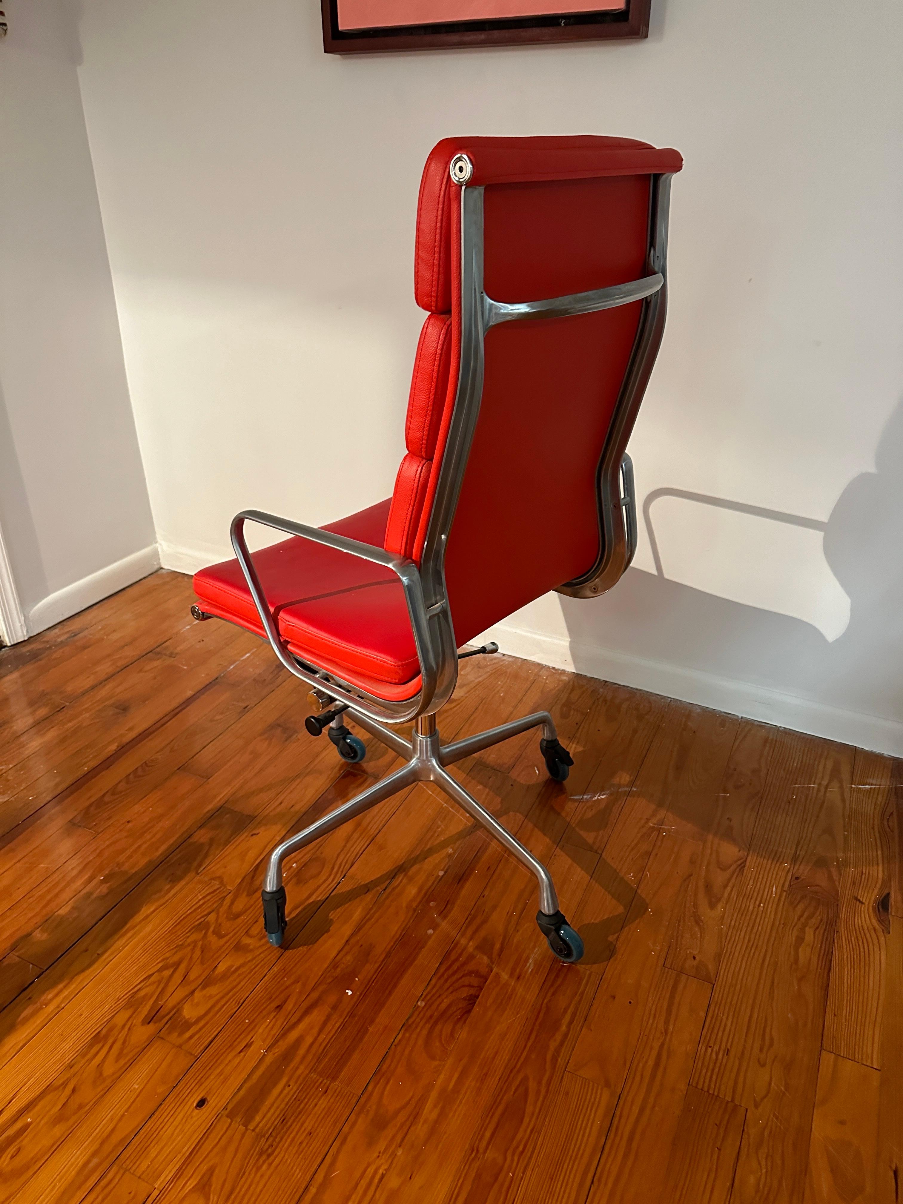 Very good overall condition Eames Style office chair.
