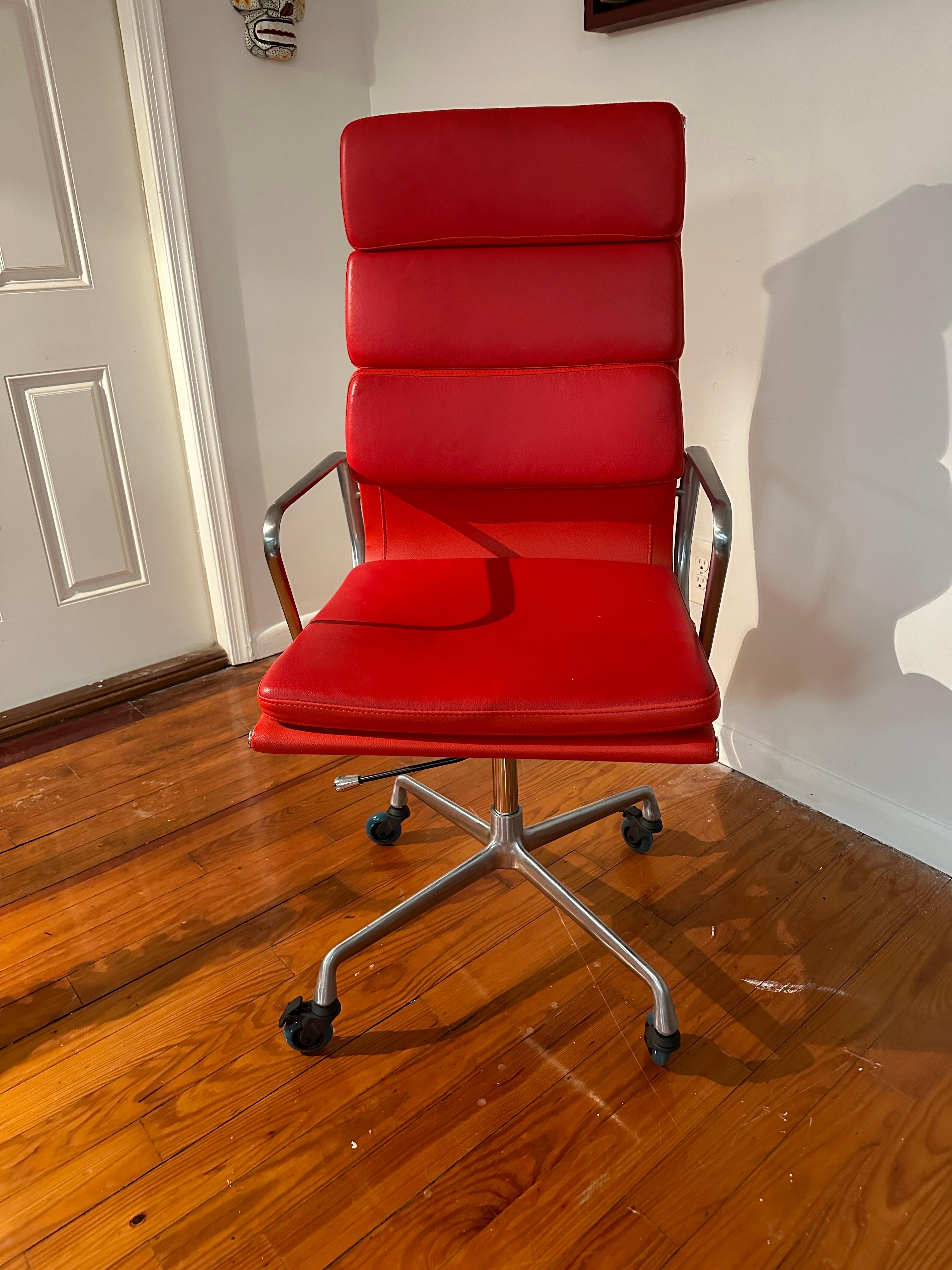 Chaise de bureau à dossier long et à rembourrage souple, style Eames Bon état à Alpha, NJ