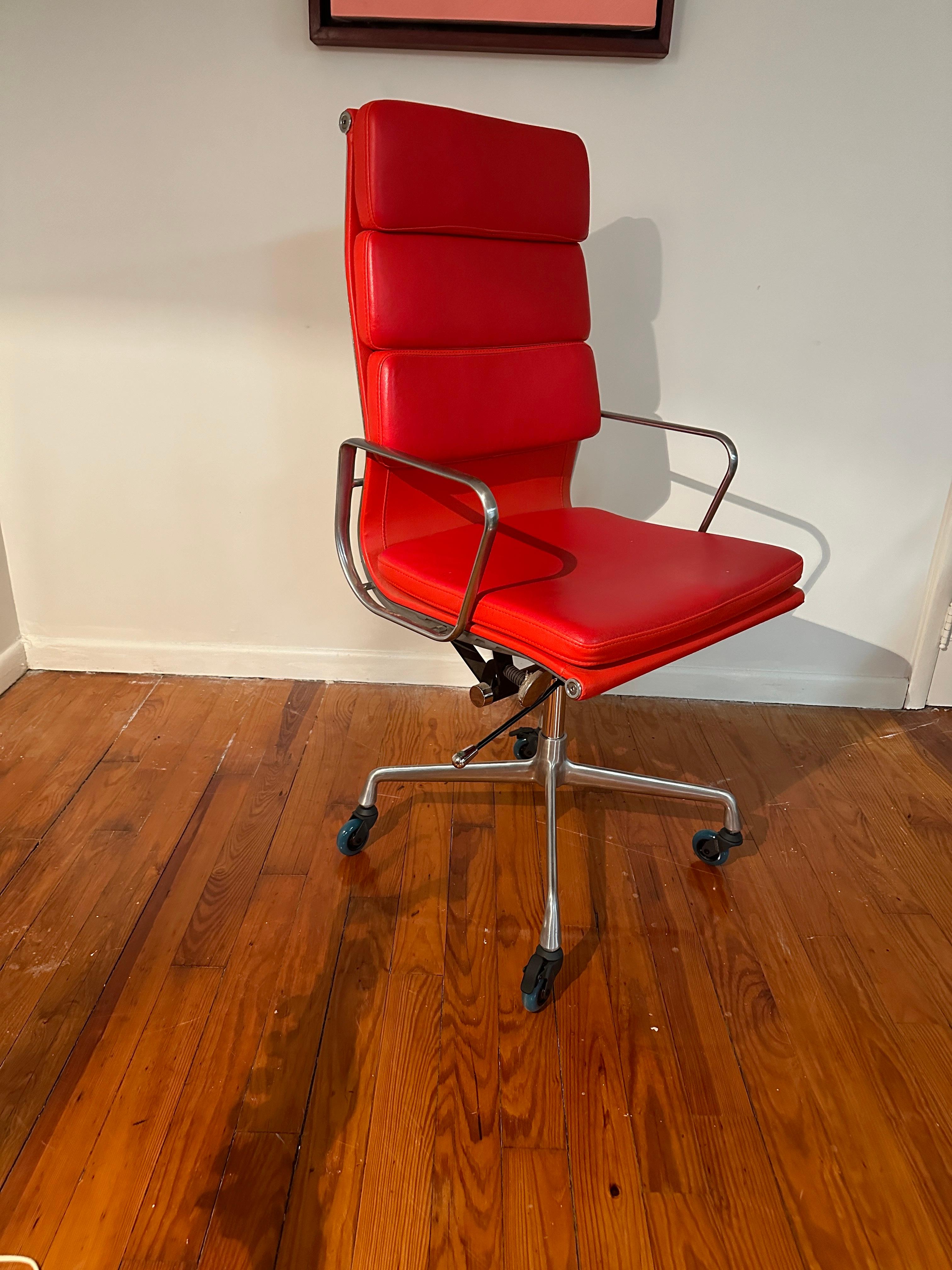 XXIe siècle et contemporain Chaise de bureau à dossier long et à rembourrage souple, style Eames