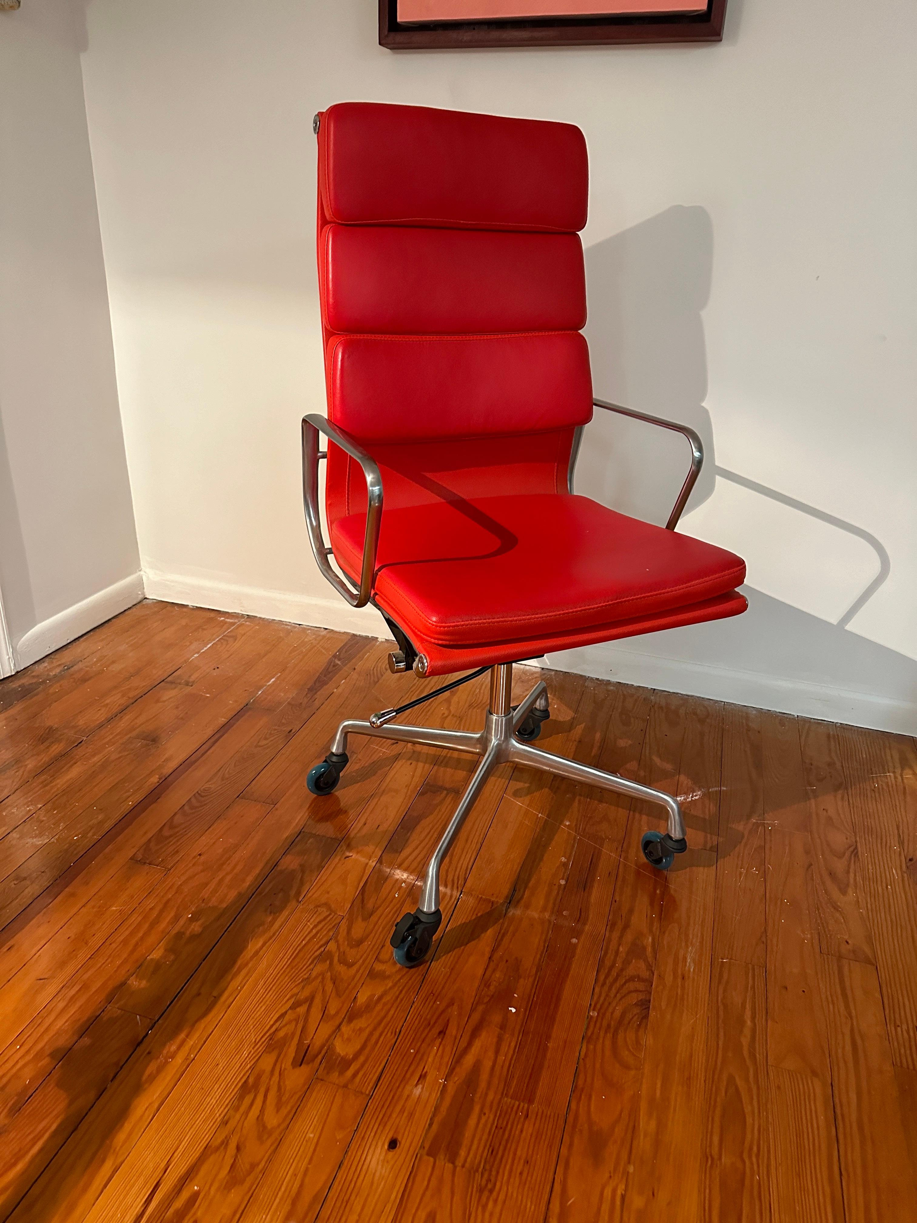 Aluminium Chaise de bureau à dossier long et à rembourrage souple, style Eames