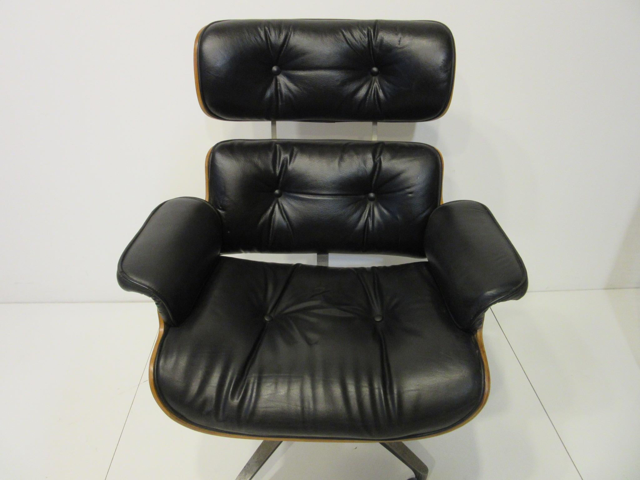 Eames Styled 670 Walnut / Leather Rolling Desk Lounge Chair by Selig In Good Condition In Cincinnati, OH