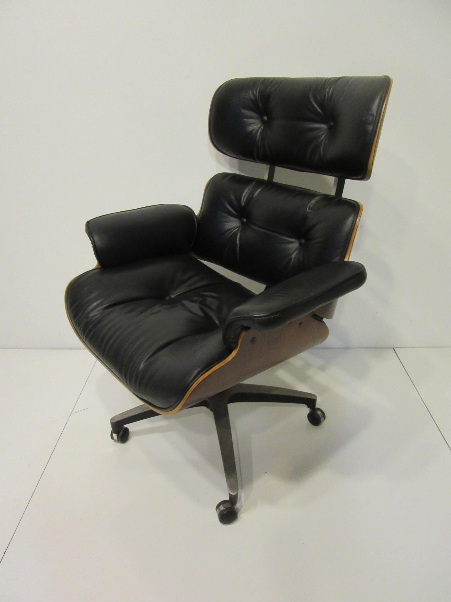20th Century Eames Styled 670 Walnut / Leather Rolling Desk Lounge Chair by Selig