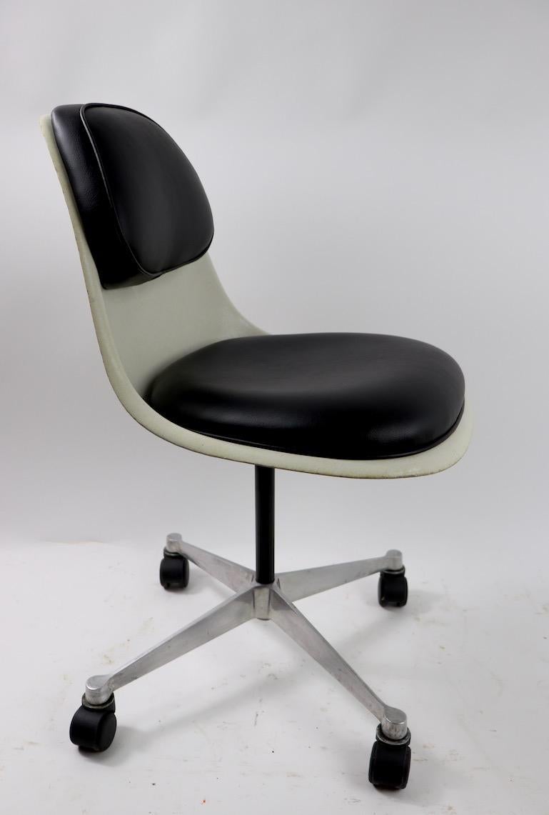Eames Swivel Desk Chair with attached Pad Upholstery In Good Condition In New York, NY