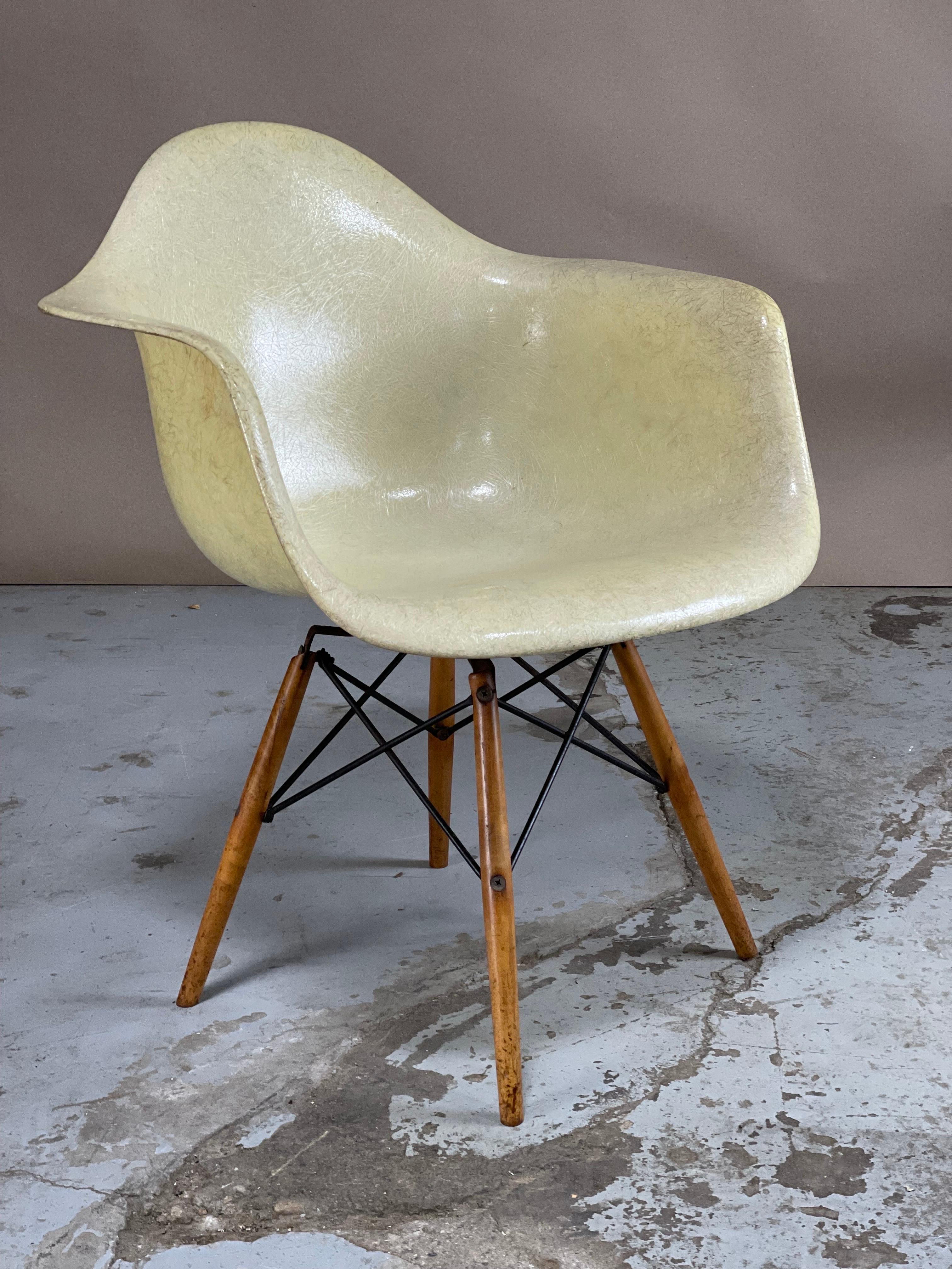 Lovely original first year Eames Zenith Rope Edge PAW Swivel Lounge in Parchment with excellent patina without cracks. The seat has a slight wobble due to the wear on the ball bearings of the swivel mechanism.
*Please inquire about reduced cost